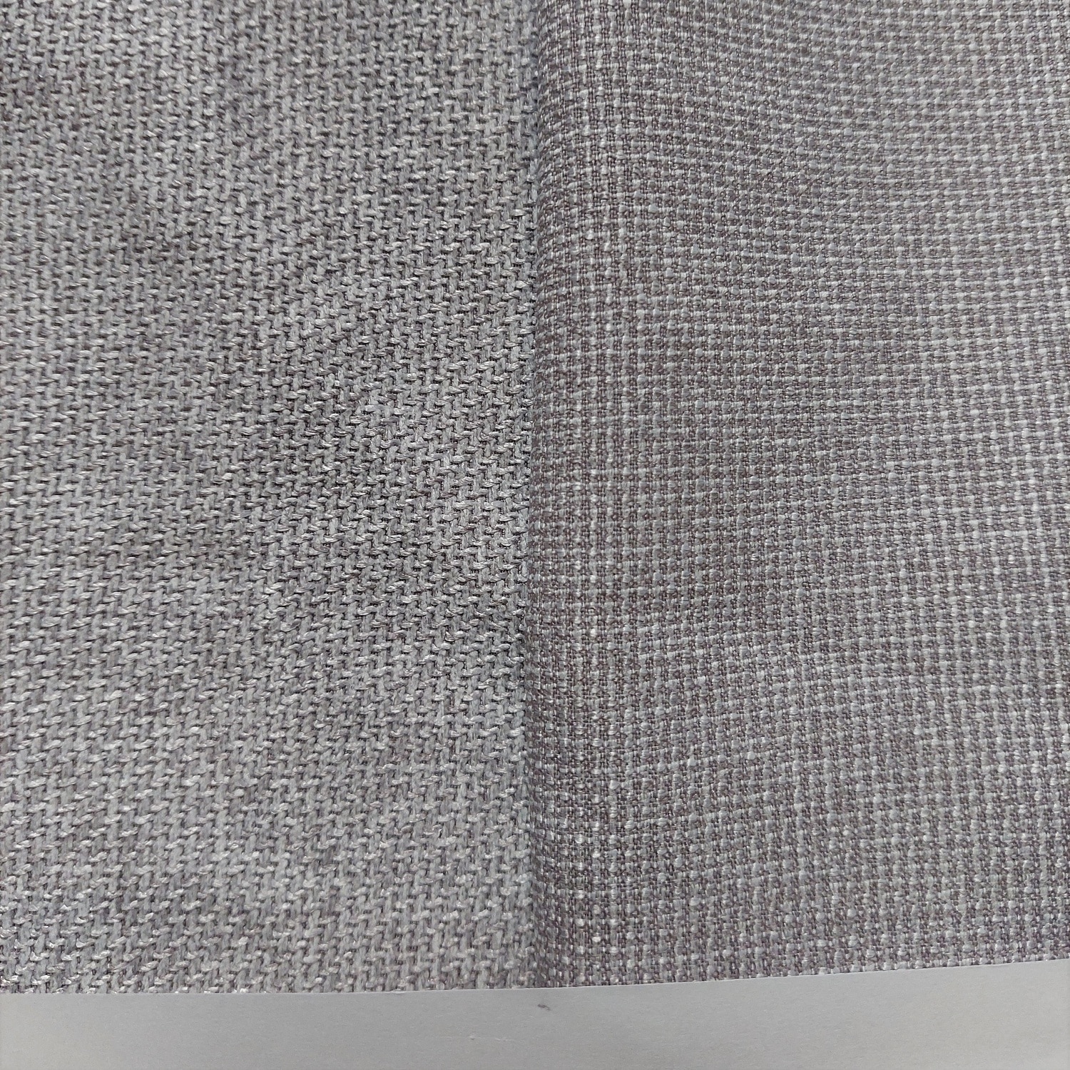 NS 17 - 3 P-L Szara tekstura materiału z wyraźnym wzorem tkaniny o różnych odcieniach, po lewej i prawej stronie.