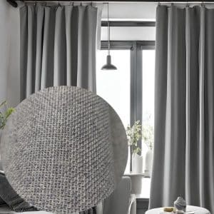 NATURAL SOFT tkanina zasłonowa 280cm Tkanina zasłonowa 280cm Gęsto tkany materiał o stonowanej szarej kolorystyce. Struktura przypominająca naturalny len. Tkanina klasy PREMIUM. Wszechstronne zastosowanie: *wolno-wiszące zasłony, *rolety rzymskie, *poszewki na poduszki, *narzuty, *obrusy, *nakładki na obrusy Idealna do każdego wnętrza i pomieszczenia Twojego domu (sypialnie, salony, kuchnie, hole). Cieszy się dużym zainteresowaniem ze względu na możliwość obustronnego użycia tkaniny. Spodnia strona w nieco ciemniejszym odcieniu. Dobrze układająca się i miękka. Tkanina cięta z belki, wymaga obszycia. Łatwa w utrzymaniu i konserwacji. Nie wybarwia się w praniu. Prać w temperaturze nie większej niż 30 stopni. 100% poliester. Gramatura 320 g/m2 Szerokość 280cm +/- 3% tolerancji. Producent: Polska ( wiodący dostawca artykułów tekstylnych). Możliwość zamówienia bezpłatnej próbki. Tkanina zasłonowa przypominająca len jest doskonałym wyborem dla tych, którzy poszukują naturalnego wyglądu i stonowanej kolorystyki w swojej przestrzeni. Jej dwustronność pozwala na zawieszenie jej z obu stron, co daje większą elastyczność w aranżacji wnętrza. Struktura lnu, naturalny wygląd. Struktura tkaniny przypominająca naturalny len sprawia, że ma niepowtarzalny i charakterystyczny wygląd, który wyróżnia się spośród innych materiałów. Jej faktura jest delikatna, a jednocześnie wyrazista, tworząc subtelne nierówności i drobne sploty, które nadają jej unikalny urok. Miękkość i matowy wygląd tkaniny sprawiają, że jest przyjemna w dotyku i ma subtelną elegancję. Tkanina ta nadaje wnętrzu lekkości, sprawiając, że wydaje się bardziej naturalne i organiczne. Jej niesztampowy urok tkwi w prostocie i naturalności, które są często poszukiwane w aranżacji wnętrz. Dzięki swojemu unikatowemu wyglądowi, tkanina ta może być używana w różnych stylach dekoracyjnych, dodając im oryginalności i charakteru. Bez względu na to, czy jest stosowana w stylu minimalistycznym, skandynawskim czy loft. Wnętrze z tkaniną przypominającą len zyskuje wyjątkowy wygląd, który przyciąga uwagę i tworzy spójną kompozycję wizualną. Natural Soft tkanina zasłonowa 280cm - bogata, stonowana kolorystyka. Kolorystyka tej tkaniny jest stonowana, obejmująca odcienie neutralne, takie jak beże, ecru, jasne szarości czy delikatne pastelowe tonacje. Te subtelne kolory są doskonałe do tworzenia spokojnej i harmonijnej atmosfery w pomieszczeniu. Dzięki swojej neutralności, łatwo łączą się z innymi elementami dekoracyjnymi, dzięki czemu tworzy spójną kompozycję wizualną. Beże i ecru dodają ciepła i przytulności, ponieważ tworzą miękką i subtelną atmosferę. Jasne szarości wprowadzają elegancję i nowoczesność, nadając wnętrzu ponadczasowy charakter. Natomiast pastelowe tonacje, takie jak ciemny róż, nadają tkaninie lekkości i świeżości, tworząc delikatny i romantyczny wygląd. Te stonowane kolory doskonale komponują się z różnymi stylami wnętrz, od minimalistycznego po rustykalny czy skandynawski. Łatwo można je zestawić z innymi elementami dekoracyjnymi, takimi jak meble, poduszki czy dywany, tworząc spójny i spokojny wystrój. Dzięki stonowanej kolorystyce, tkanina ta daje możliwość stworzenia harmonijnej przestrzeni, która wprowadza uczucie równowagi i relaksu. Bez względu na preferowany styl dekoracyjny, neutralne odcienie tej tkaniny są uniwersalne i pozwalają na łatwe dopasowanie do różnych wnętrz. Wszechstronne zastosowanie Natural Soft Dzięki swojej naturalnej estetyce i stonowanej kolorystyce, tkanina zasłonowa przypominająca len jest wszechstronna i doskonale komponuje się z różnymi stylami wnętrz. Jej neutralne odcienie i delikatna tekstura pozwalają na łatwe dopasowanie do różnych kolorów i wzorów wystroju. W stylu skandynawskim, tkanina zasłonowa przypominająca len idealnie współgra z jasnymi, pastelowymi kolorami, tworząc przytulną i harmonijną atmosferę. Jej naturalny wygląd doskonale komponuje się z elementami z drewna oraz prostymi formami i liniami, charakterystycznymi dla tego stylu. W stylu minimalistycznym, idealnie wpisuje się w klimat prostoty i czystości, dodając przy tym ciepła. Jej stonowane odcienie dobrze współgrają z monochromatycznymi kolorami i prostymi meblami, tworząc spokojną i elegancką przestrzeń. W stylu rustykalnym, tkanina zasłonowa przypominająca len dodaje naturalnego i organicznego charakteru. Jej tekstura doskonale komponuje się z drewnem, kamieniem i naturalnymi materiałami, tworząc przytulne i przyjemne wnętrze. W stylu industrialnym, tkanina ta może stanowić delikatny kontrast dla surowych materiałów, takich jak beton czy metal. Jej stonowane odcienie łagodzą wygląd przestrzeni, dodając jednocześnie ciepła i przytulności.