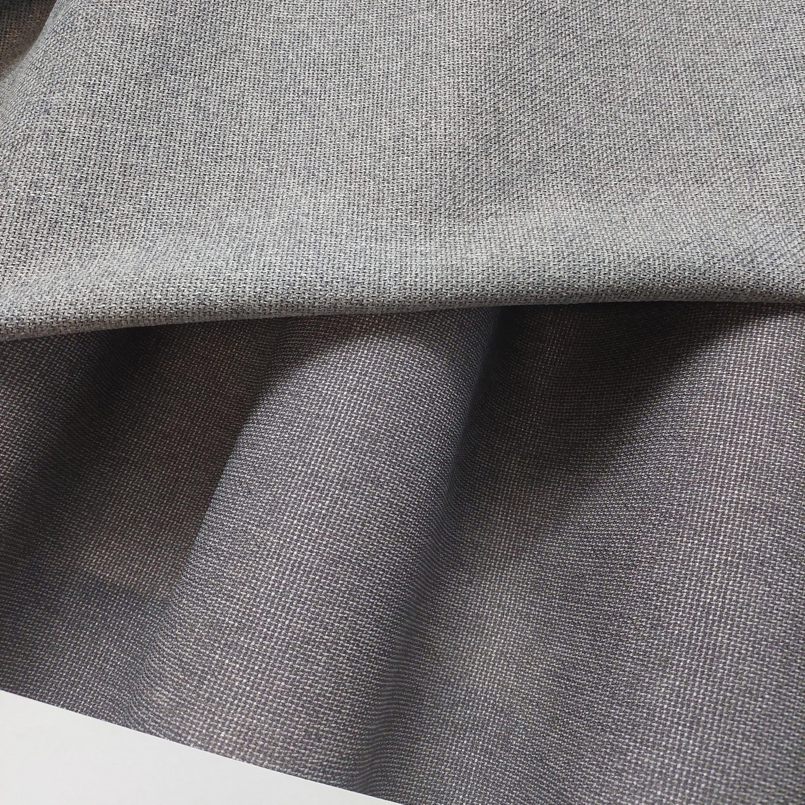 Szary materiał lniany, złożony w fałdy, tekstura tkaniny w zbliżeniu.