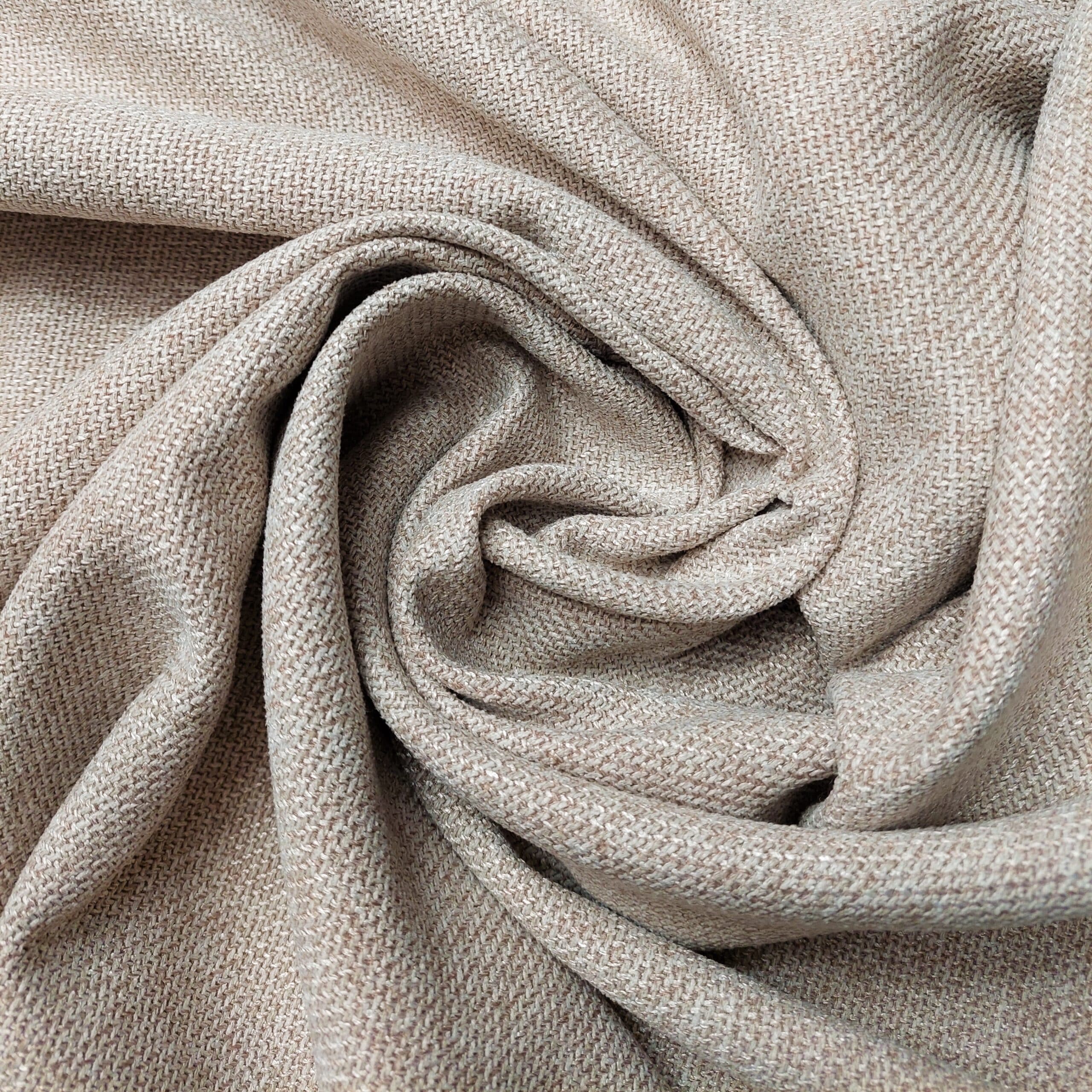 Beżowa tkanina w zbliżeniu, skręcona w spiralę, tekstura tkana. Idealna do projektów dekoracyjnych.