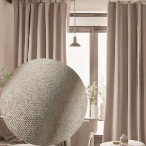 NATURAL SOFT tkanina zasłonowa 280cm Tkanina zasłonowa 280cm Gęsto tkany materiał o stonowanej szarej kolorystyce. Struktura przypominająca naturalny len. Tkanina klasy PREMIUM. Wszechstronne zastosowanie: *wolno-wiszące zasłony, *rolety rzymskie, *poszewki na poduszki, *narzuty, *obrusy, *nakładki na obrusy Idealna do każdego wnętrza i pomieszczenia Twojego domu (sypialnie, salony, kuchnie, hole). Cieszy się dużym zainteresowaniem ze względu na możliwość obustronnego użycia tkaniny. Spodnia strona w nieco ciemniejszym odcieniu. Dobrze układająca się i miękka. Tkanina cięta z belki, wymaga obszycia. Łatwa w utrzymaniu i konserwacji. Nie wybarwia się w praniu. Prać w temperaturze nie większej niż 30 stopni. 100% poliester. Gramatura 320 g/m2 Szerokość 280cm +/- 3% tolerancji. Producent: Polska ( wiodący dostawca artykułów tekstylnych). Możliwość zamówienia bezpłatnej próbki. Tkanina zasłonowa przypominająca len jest doskonałym wyborem dla tych, którzy poszukują naturalnego wyglądu i stonowanej kolorystyki w swojej przestrzeni. Jej dwustronność pozwala na zawieszenie jej z obu stron, co daje większą elastyczność w aranżacji wnętrza. Struktura lnu, naturalny wygląd. Struktura tkaniny przypominająca naturalny len sprawia, że ma niepowtarzalny i charakterystyczny wygląd, który wyróżnia się spośród innych materiałów. Jej faktura jest delikatna, a jednocześnie wyrazista, tworząc subtelne nierówności i drobne sploty, które nadają jej unikalny urok. Miękkość i matowy wygląd tkaniny sprawiają, że jest przyjemna w dotyku i ma subtelną elegancję. Tkanina ta nadaje wnętrzu lekkości, sprawiając, że wydaje się bardziej naturalne i organiczne. Jej niesztampowy urok tkwi w prostocie i naturalności, które są często poszukiwane w aranżacji wnętrz. Dzięki swojemu unikatowemu wyglądowi, tkanina ta może być używana w różnych stylach dekoracyjnych, dodając im oryginalności i charakteru. Bez względu na to, czy jest stosowana w stylu minimalistycznym, skandynawskim czy loft. Wnętrze z tkaniną przypominającą len zyskuje wyjątkowy wygląd, który przyciąga uwagę i tworzy spójną kompozycję wizualną. Natural Soft tkanina zasłonowa 280cm - bogata, stonowana kolorystyka. Kolorystyka tej tkaniny jest stonowana, obejmująca odcienie neutralne, takie jak beże, ecru, jasne szarości czy delikatne pastelowe tonacje. Te subtelne kolory są doskonałe do tworzenia spokojnej i harmonijnej atmosfery w pomieszczeniu. Dzięki swojej neutralności, łatwo łączą się z innymi elementami dekoracyjnymi, dzięki czemu tworzy spójną kompozycję wizualną. Beże i ecru dodają ciepła i przytulności, ponieważ tworzą miękką i subtelną atmosferę. Jasne szarości wprowadzają elegancję i nowoczesność, nadając wnętrzu ponadczasowy charakter. Natomiast pastelowe tonacje, takie jak ciemny róż, nadają tkaninie lekkości i świeżości, tworząc delikatny i romantyczny wygląd. Te stonowane kolory doskonale komponują się z różnymi stylami wnętrz, od minimalistycznego po rustykalny czy skandynawski. Łatwo można je zestawić z innymi elementami dekoracyjnymi, takimi jak meble, poduszki czy dywany, tworząc spójny i spokojny wystrój. Dzięki stonowanej kolorystyce, tkanina ta daje możliwość stworzenia harmonijnej przestrzeni, która wprowadza uczucie równowagi i relaksu. Bez względu na preferowany styl dekoracyjny, neutralne odcienie tej tkaniny są uniwersalne i pozwalają na łatwe dopasowanie do różnych wnętrz. Wszechstronne zastosowanie Natural Soft Dzięki swojej naturalnej estetyce i stonowanej kolorystyce, tkanina zasłonowa przypominająca len jest wszechstronna i doskonale komponuje się z różnymi stylami wnętrz. Jej neutralne odcienie i delikatna tekstura pozwalają na łatwe dopasowanie do różnych kolorów i wzorów wystroju. W stylu skandynawskim, tkanina zasłonowa przypominająca len idealnie współgra z jasnymi, pastelowymi kolorami, tworząc przytulną i harmonijną atmosferę. Jej naturalny wygląd doskonale komponuje się z elementami z drewna oraz prostymi formami i liniami, charakterystycznymi dla tego stylu. W stylu minimalistycznym, idealnie wpisuje się w klimat prostoty i czystości, dodając przy tym ciepła. Jej stonowane odcienie dobrze współgrają z monochromatycznymi kolorami i prostymi meblami, tworząc spokojną i elegancką przestrzeń. W stylu rustykalnym, tkanina zasłonowa przypominająca len dodaje naturalnego i organicznego charakteru. Jej tekstura doskonale komponuje się z drewnem, kamieniem i naturalnymi materiałami, tworząc przytulne i przyjemne wnętrze. W stylu industrialnym, tkanina ta może stanowić delikatny kontrast dla surowych materiałów, takich jak beton czy metal. Jej stonowane odcienie łagodzą wygląd przestrzeni, dodając jednocześnie ciepła i przytulności.