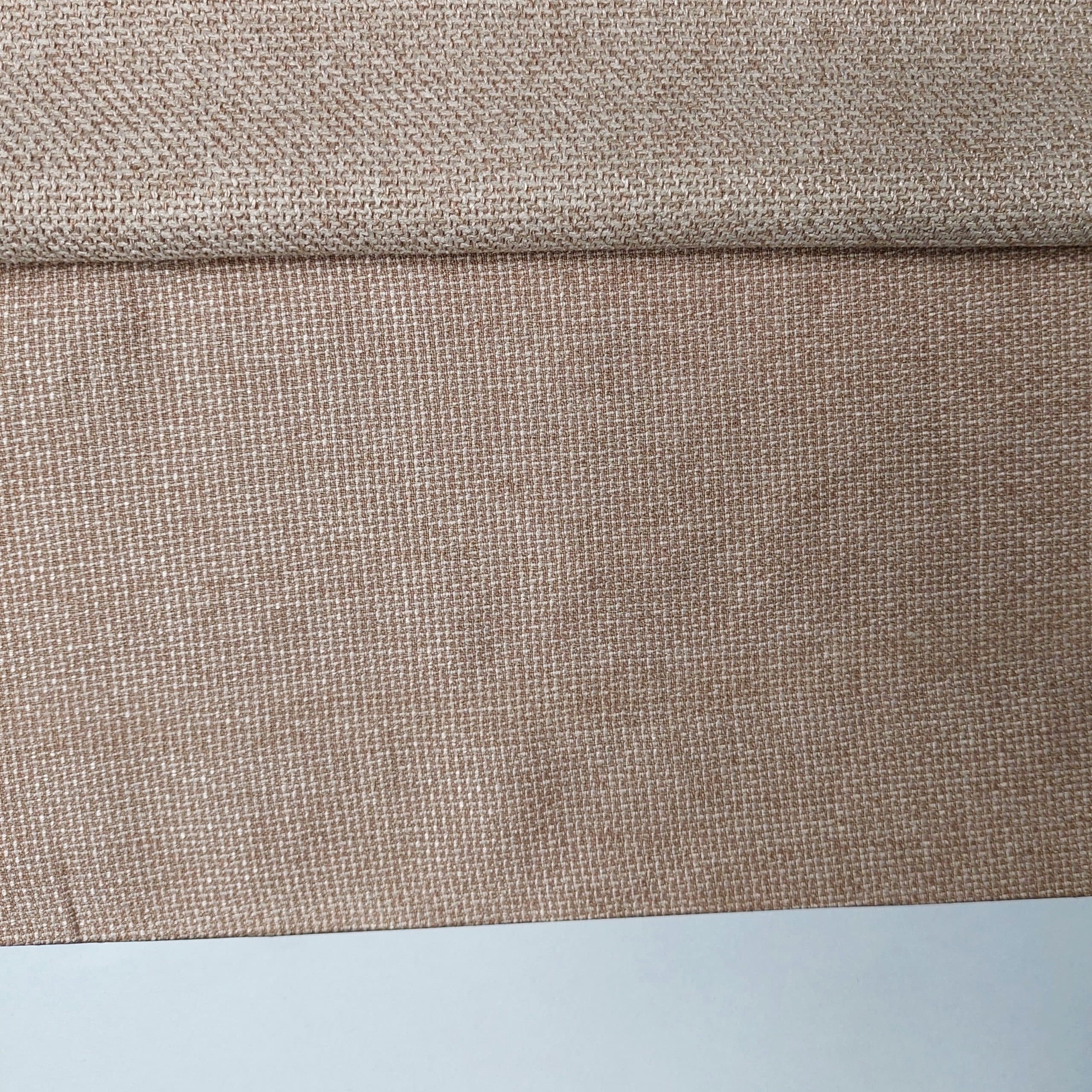 Beżowa tekstura materiału z delikatnym wzorem, doskonała na zasłony lub tapicerkę.