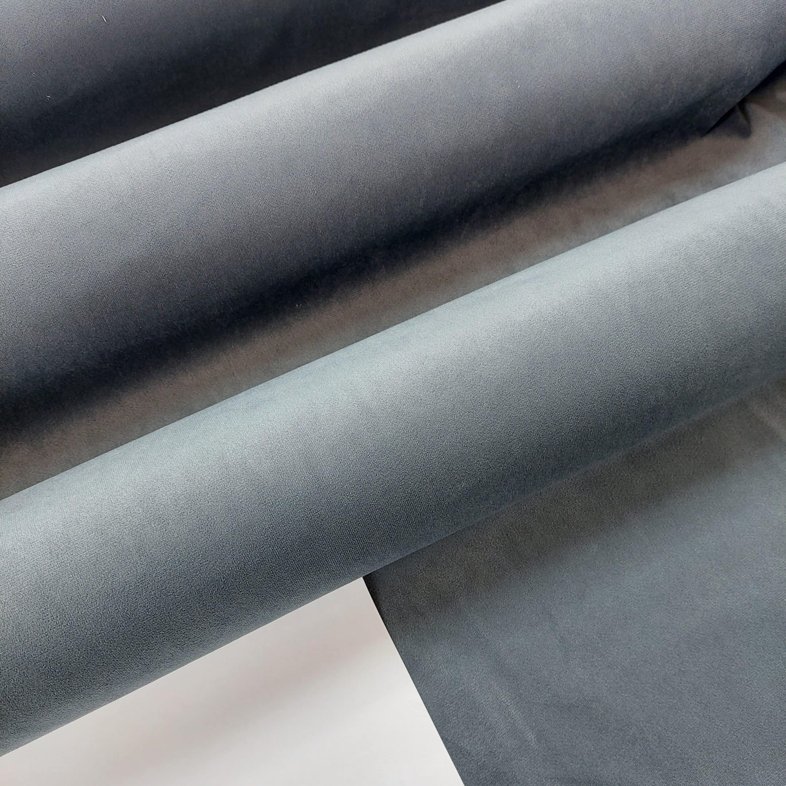 Tango 18 - 2 Rolki ciemnoszarego materiału, leżące obok siebie.