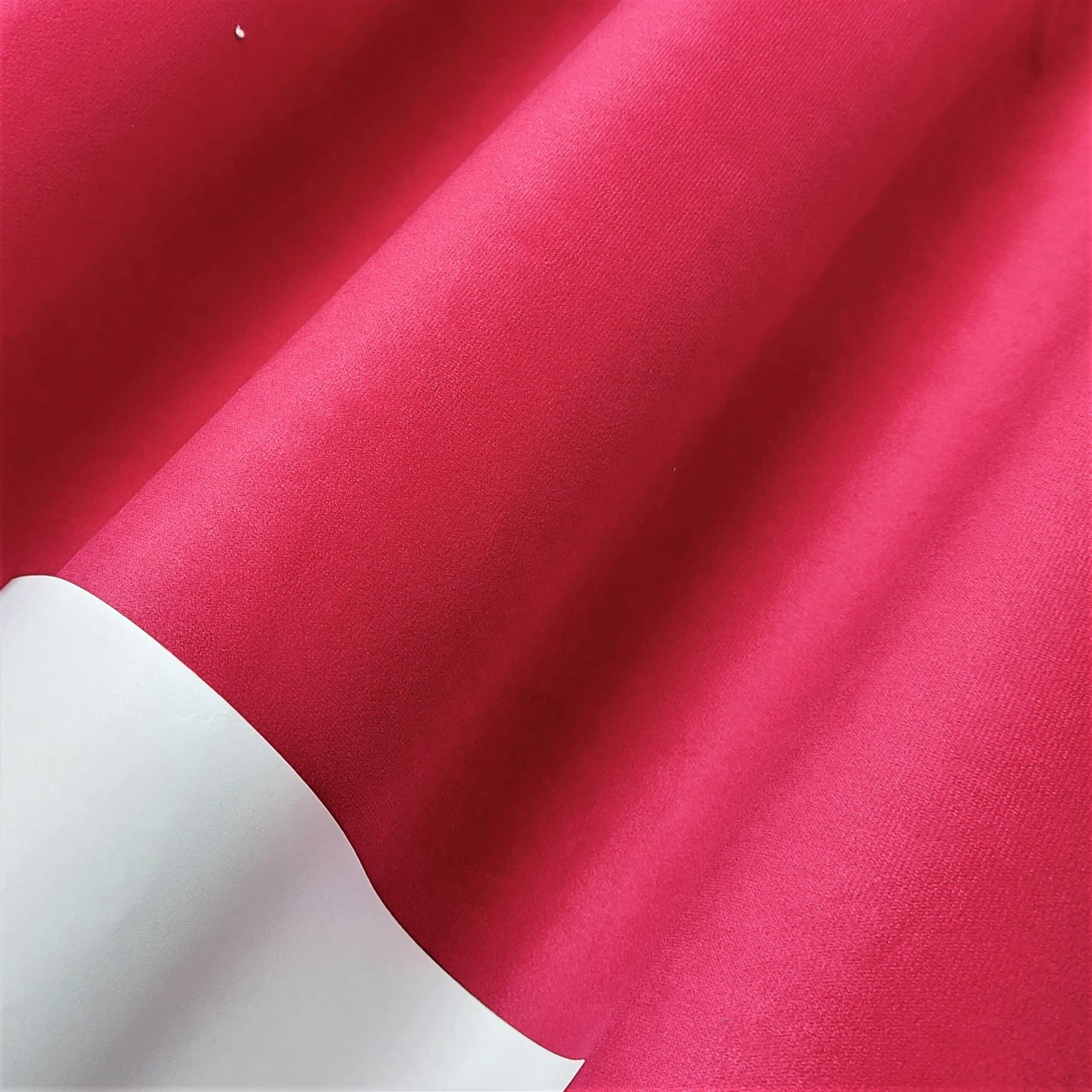 Tango 6 - 2 Czerwona tkanina z białym brzegiem, złożona w fałdy.