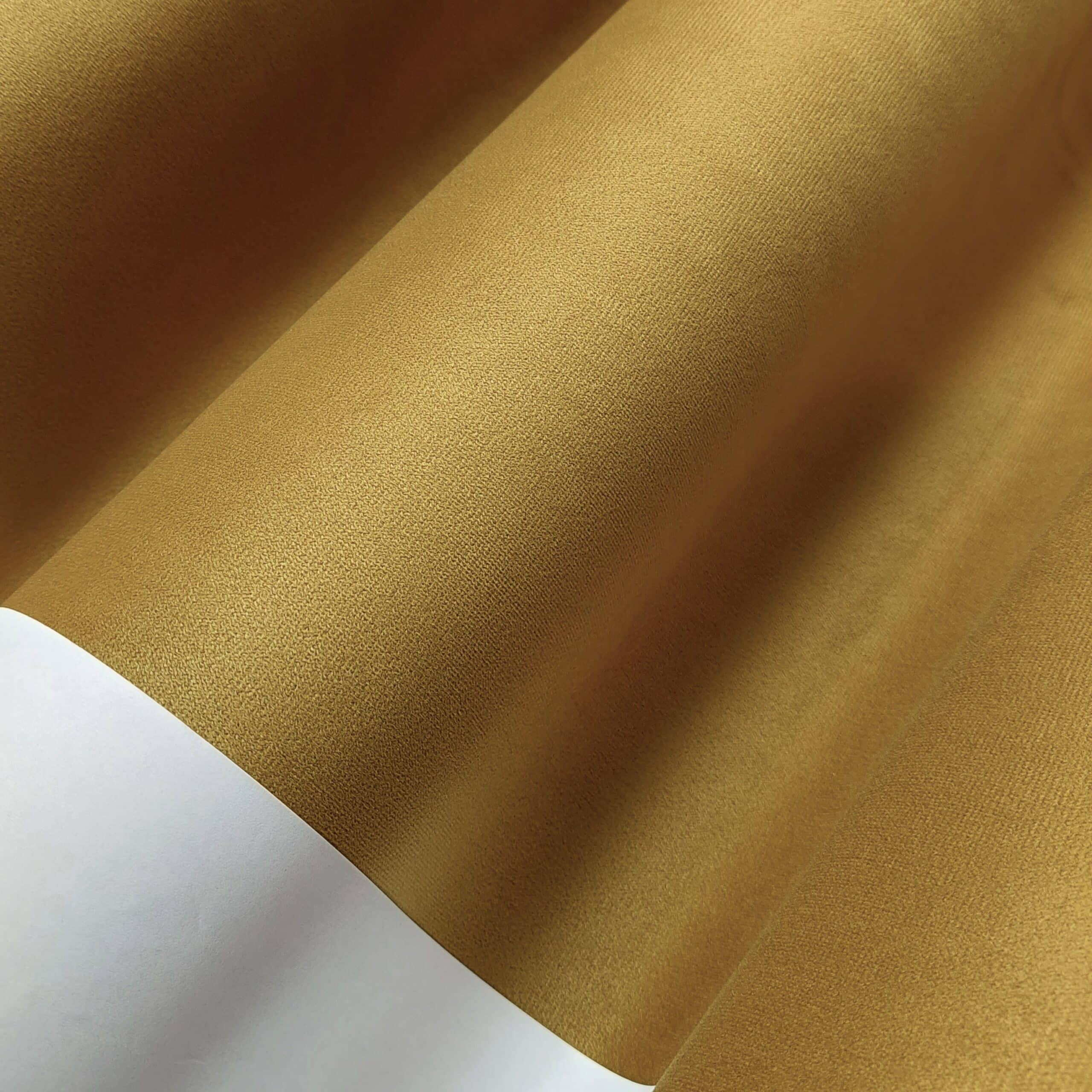 Tango 7 - 2 Zbliżenie złotego, falowanego materiału na jasno beżowym tle, z delikatną teksturą tkaniny.