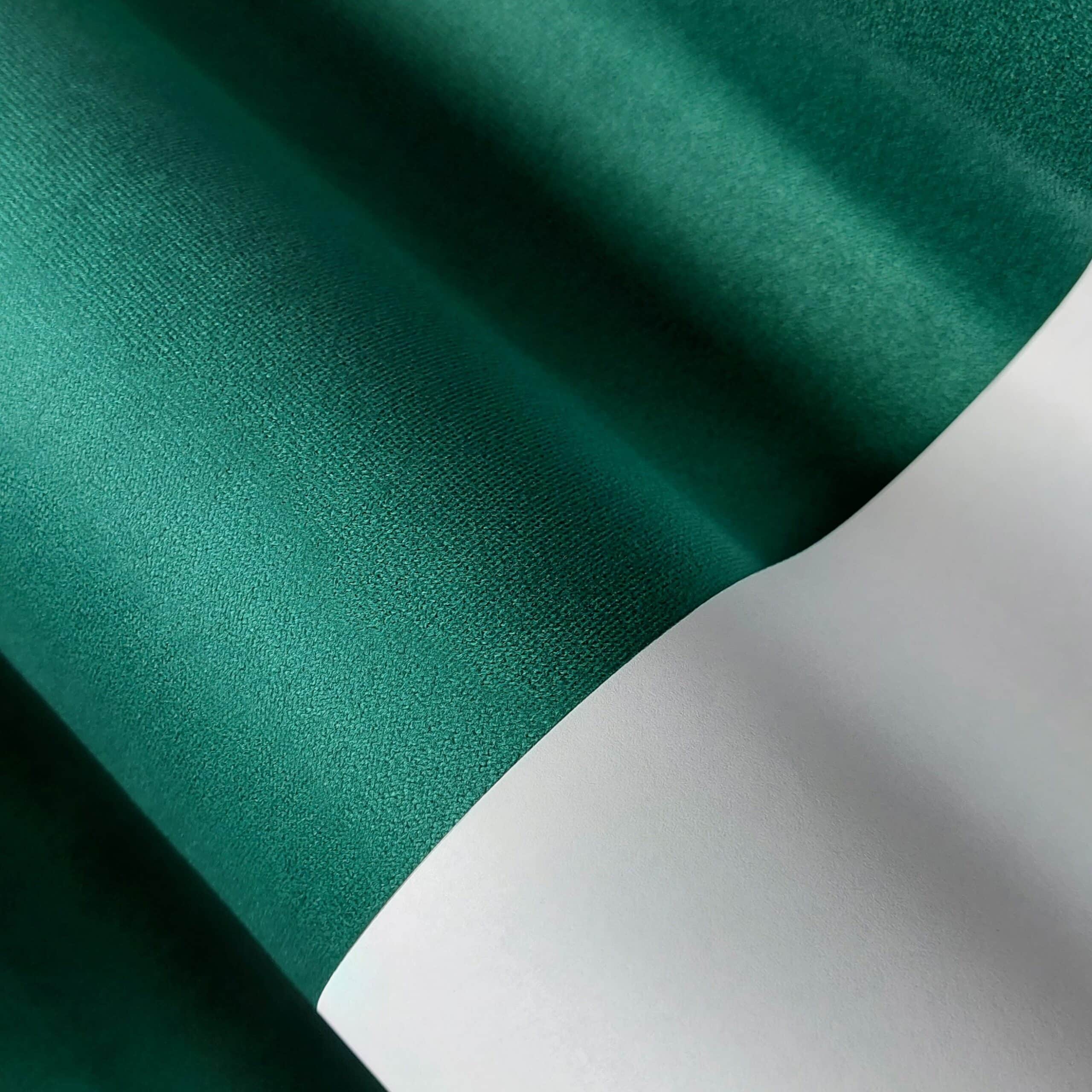 Tango 8 - 2 Zbliżenie na zielony materiał z białym paskiem, faktura uchwycona w świetle.