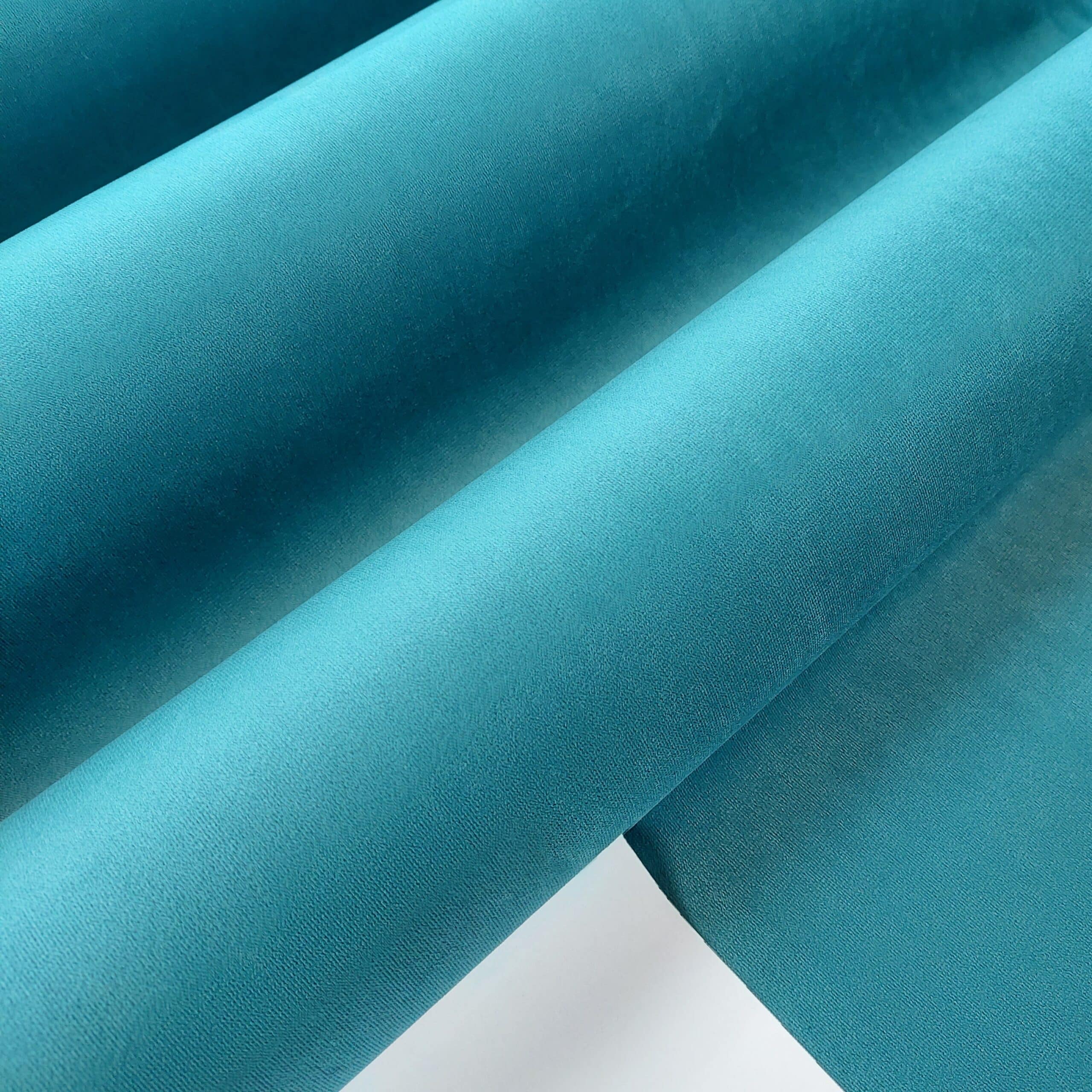 Tango 9 - 2 Niebieski, aksamitny materiał układający się w fałdy, idealny do dekoracji wnętrz i krawiectwa.