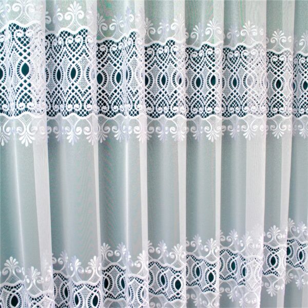 Firana haftowana biała z gipiurą - 250 cm