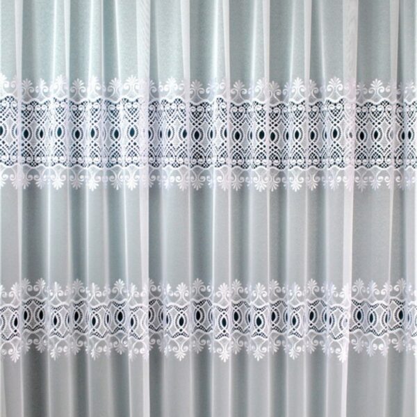 Biała firanka z delikatnym haftem na tle okna, elegancki wzór i subtelny design wnętrza.