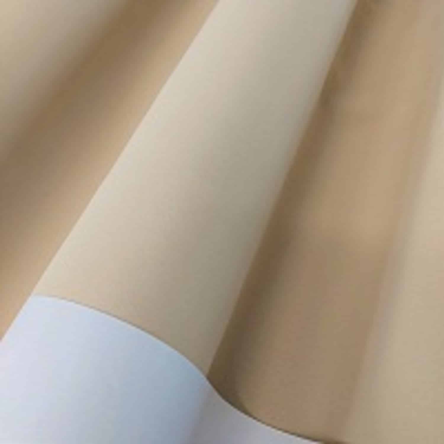 bo 105 Beżowy materiał w zbliżeniu, pokazujący teksturę i delikatne fałdy tkaniny.