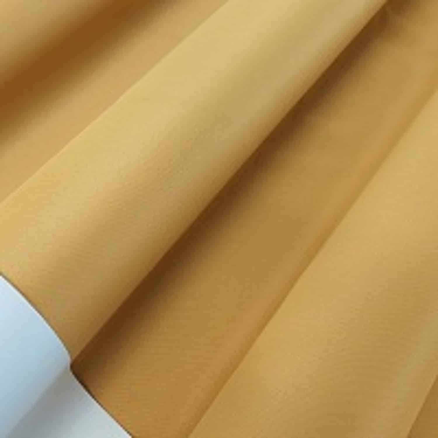 bo-128 Zbliżenie na żółtą tkaninę materiału w rolce, idealną do szycia i projektów dekoracyjnych.