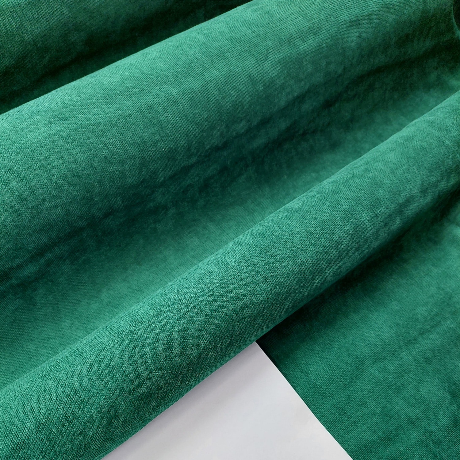 Zielona tkanina welurowa, miękka i elegancka, idealna na obicia mebli i dekoracje wnętrz.