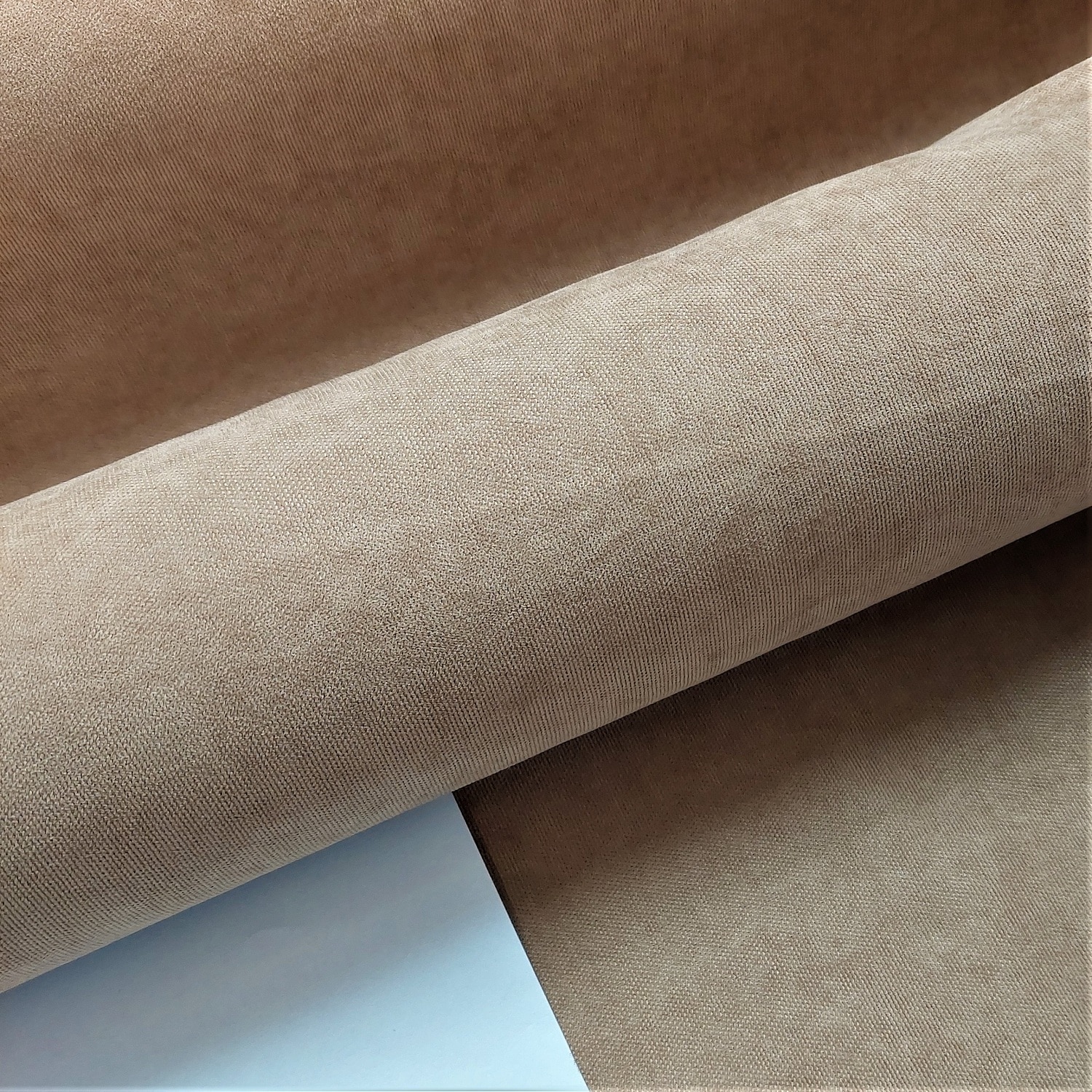 efe 14659 - 2 Beżowy materiał tekstylny zwinięty w rolkę, pokazujący fakturę i jakość tkaniny.