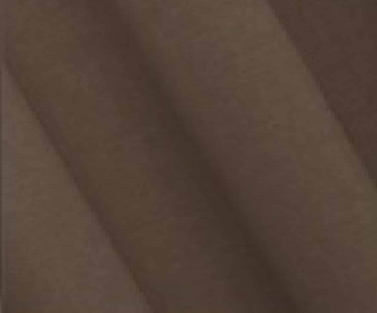 wave 13450 Brązowy materiał w zbliżeniu, struktura i tekstura tkaniny, ukośne ułożenie fałd.