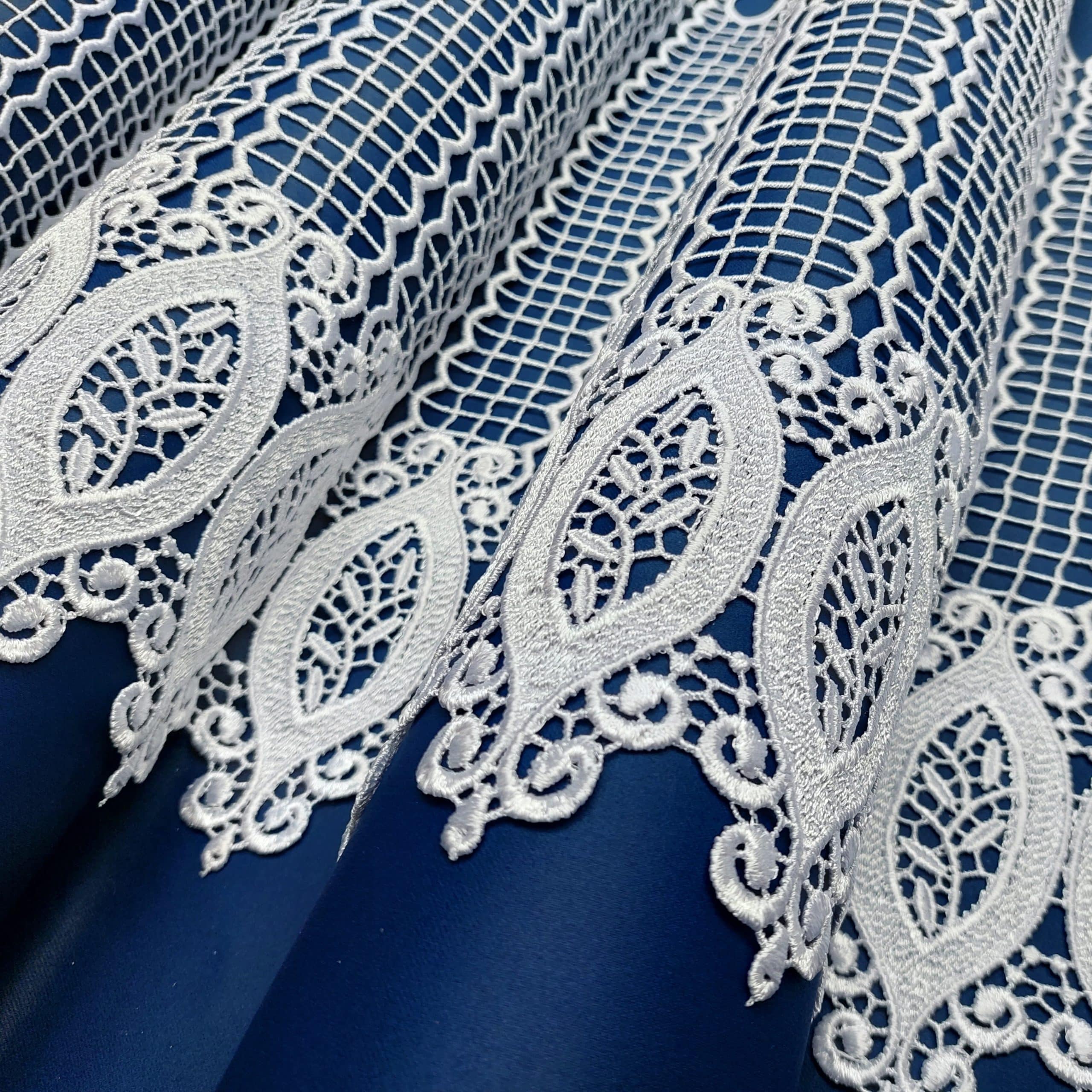 83130-45-2 Koronkowy wzór na niebieskim tle, finezyjne detale białej koronki, idealny dodatek do dekoracji wnętrz.