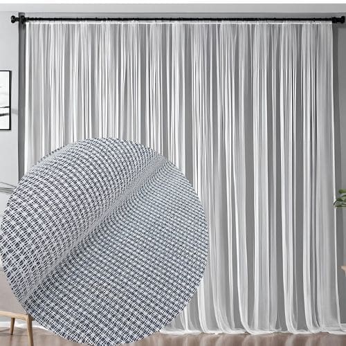 BUKLE drobna siatka 54003 Firana Premium 300cm biała Długość/wysokość tkaniny 300cm. Prosty wzór drobnej siateczki o wszechstronnym zastosowaniu. Idealna na firany i rolety rzymskie o ażurowej strukturze. Zakończona ołowianym obciążnikiem u dołu, który doskonale układa tkaninę przy podłodze. Tkanina cięta z belki, wymaga obszycia! Łatwa w utrzymaniu i konserwacji. Prać w temperaturze do 30 stopni. Tkanina nie wymaga prasowania. 100% poliester Producent: Turcja Nowy wzór w naszej kolekcji bukli! Możliwość zamówienia bezpłatnej próbki. W naszym asortymencie znajdziecie wiele interesujących zasłon, które z zestawieniu z firaną bukle stworzą niepowtarzalną dekoracje okna. Zachęcamy do śledzenia naszego profilu na FB. Zalety firany Bukle 54003 Biała firana z siatki typu "bukle" to popularny wybór do dekoracji wnętrz. Jedną z wielu zalet jest przepuszczalność światła. Firana biała siatka bukle jest zwykle dość ażurowa, co oznacza, że dobrze przepuszcza naturalne światło do pomieszczenia, jednocześnie zapewniając pewien stopień prywatności. Firana delikatnie rozprasza światło, tworząc przyjemną atmosferę we wnętrzu. Wbrew ogólnym przekonaniom bukle wygląda bardzo elegancko i subtelnie, nadając wnętrzom lekkości. Minimalistyczny, ale jednocześnie dekoracyjny wygląd sprawia, że pasuje do różnych stylów wnętrz, od nowoczesnych po klasyczne. Bukle charakteryzuje się łatwością w dopasowaniu do innych elementów dekoracyjnych wnętrza. Można ją zestawiać z bardziej wyrazistymi zasłonami czy innymi dekoracjami okiennymi. Najważniejszą zaletą bukle jest odporność na zagniecenia. Kto z nas nie marzy o tym żeby nie musieć spędzać godzin przy prasowaniu firany?  Bukle spełni to marzenie. Drobne zagniecenia są mniej widoczne, a firana wygląda schludnie nawet bez częstego prasowania, dzięki charakterystycznej fakturze ;) Biała firana z siatki bukle łączy w sobie elegancję, praktyczność i łatwość pielęgnacji, co czyni ją wszechstronnym wyborem do różnych pomieszczeń.