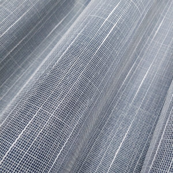 Zbliżenie na teksturę monochromatycznej tkaniny z drobnym, siateczkowym wzorem, idealna na zasłony.
