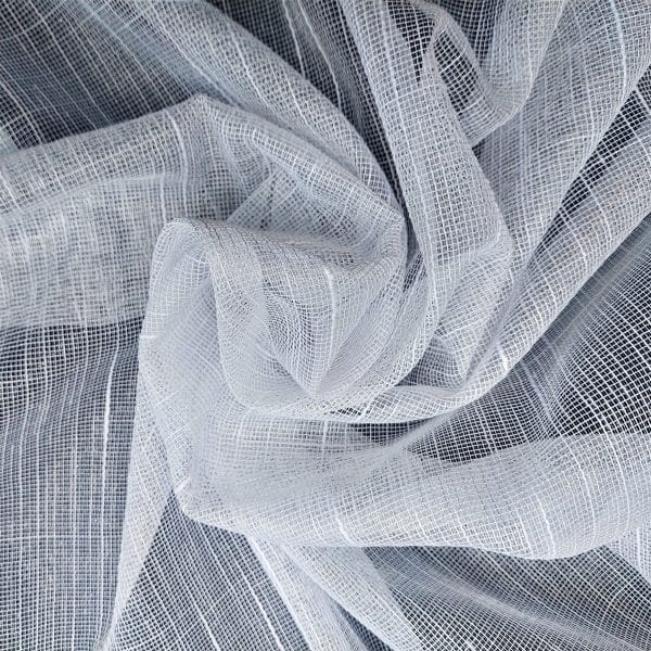 Biały, przezroczysty materiał o delikatnej siatkowatej strukturze, ułożony w artystyczne fałdy.