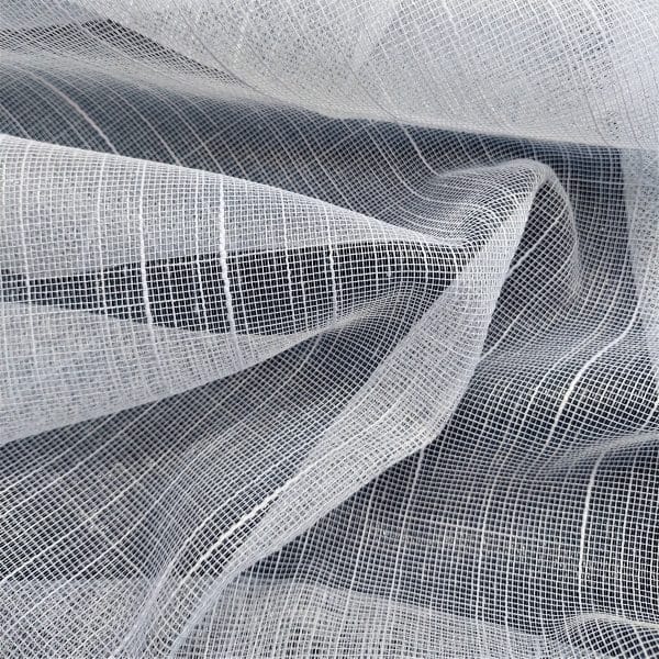 Przezroczysta biała tkanina z delikatnym, siatkowym wzorem na falistej powierzchni, tworząca efekt lekkości i elegancji.