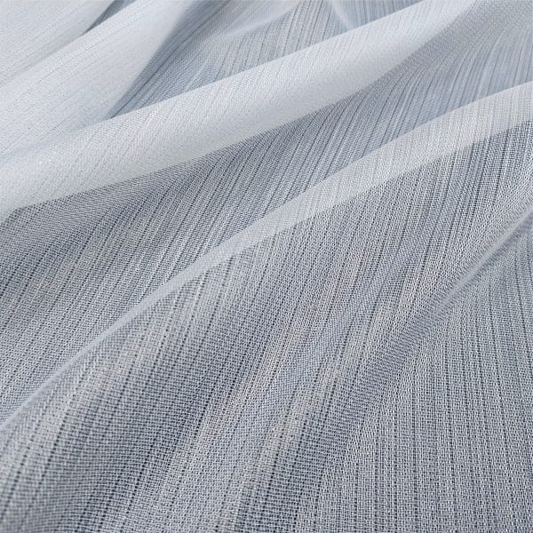 Struktura białej tkaniny, zbliżenie detali materiału o lekkim i przewiewnym splocie.