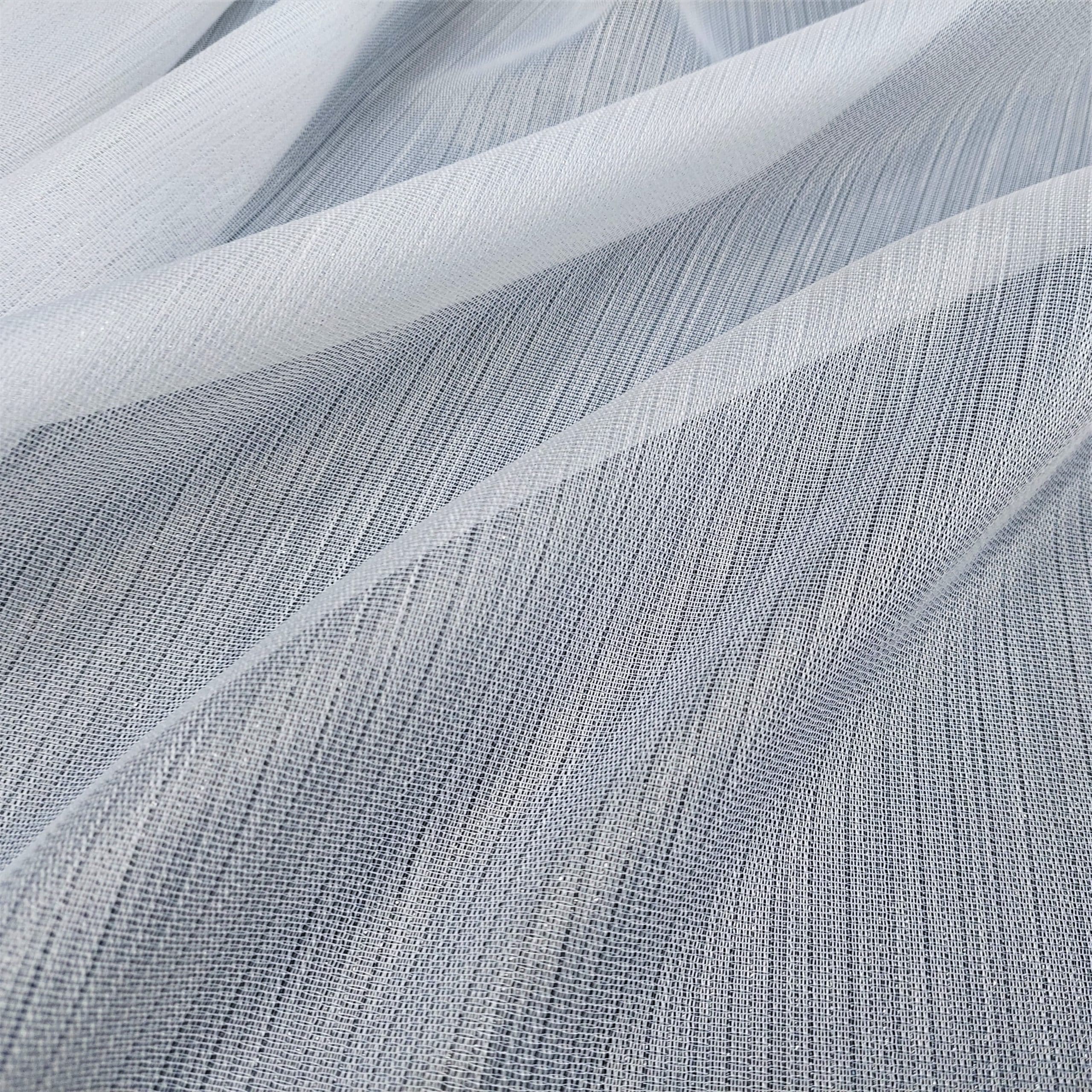 Struktura białej tkaniny, zbliżenie detali materiału o lekkim i przewiewnym splocie.