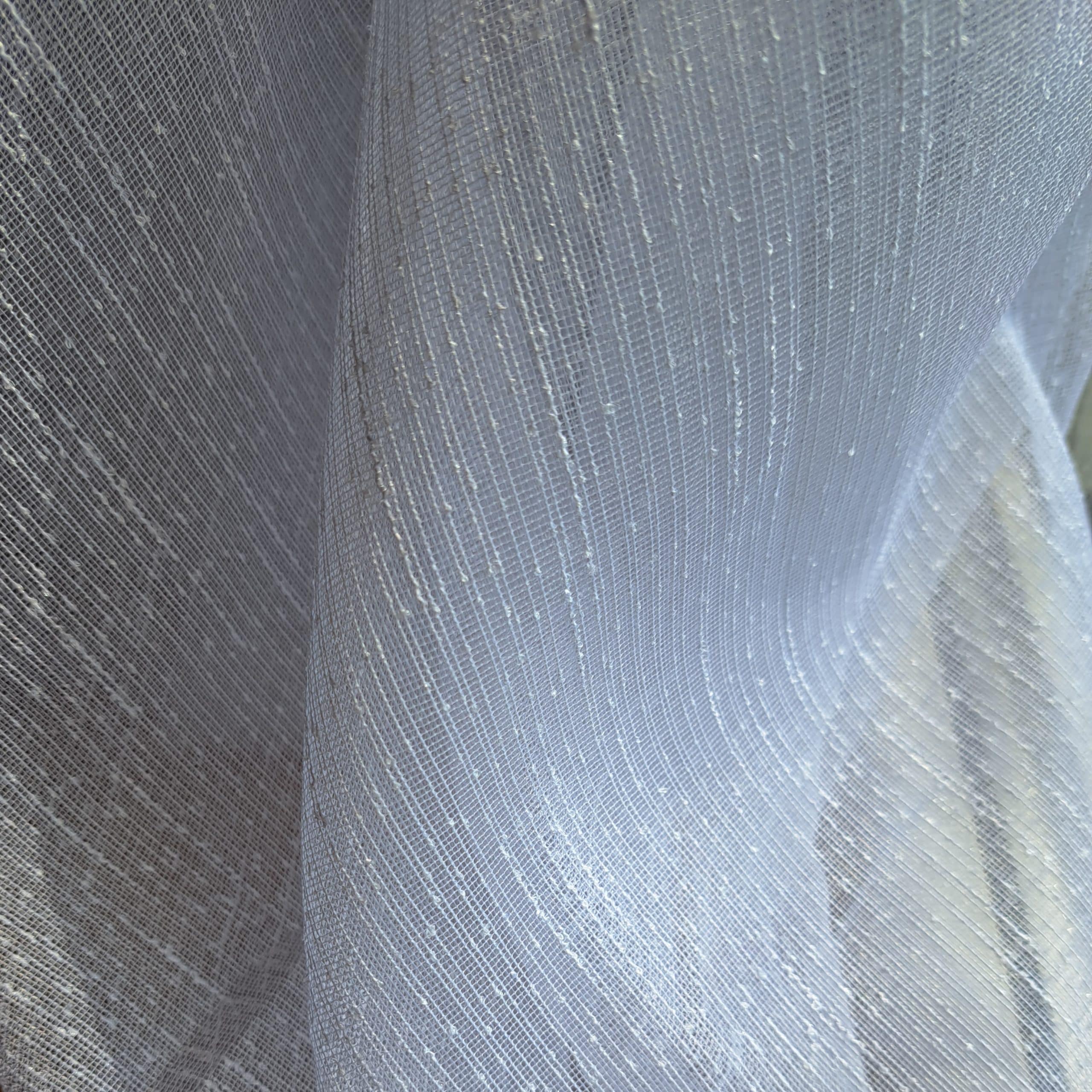 Tekstura białej, delikatnej tkaniny z cienkimi, równoległymi liniami i subtelnym połyskiem.