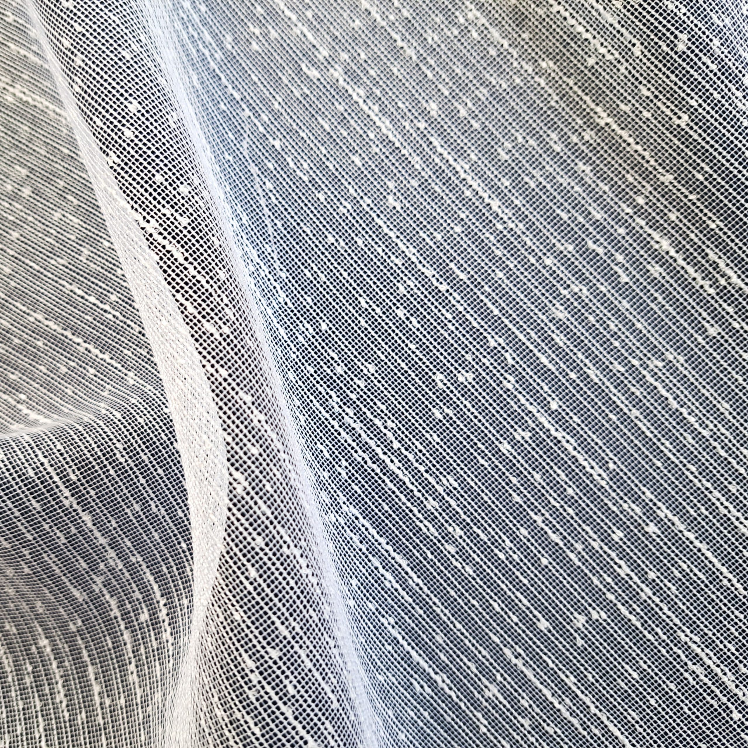 Delikatna, biała tkanina o wzorze w paski i drobne kropeczki, tworząca elegancki i lekki wygląd.