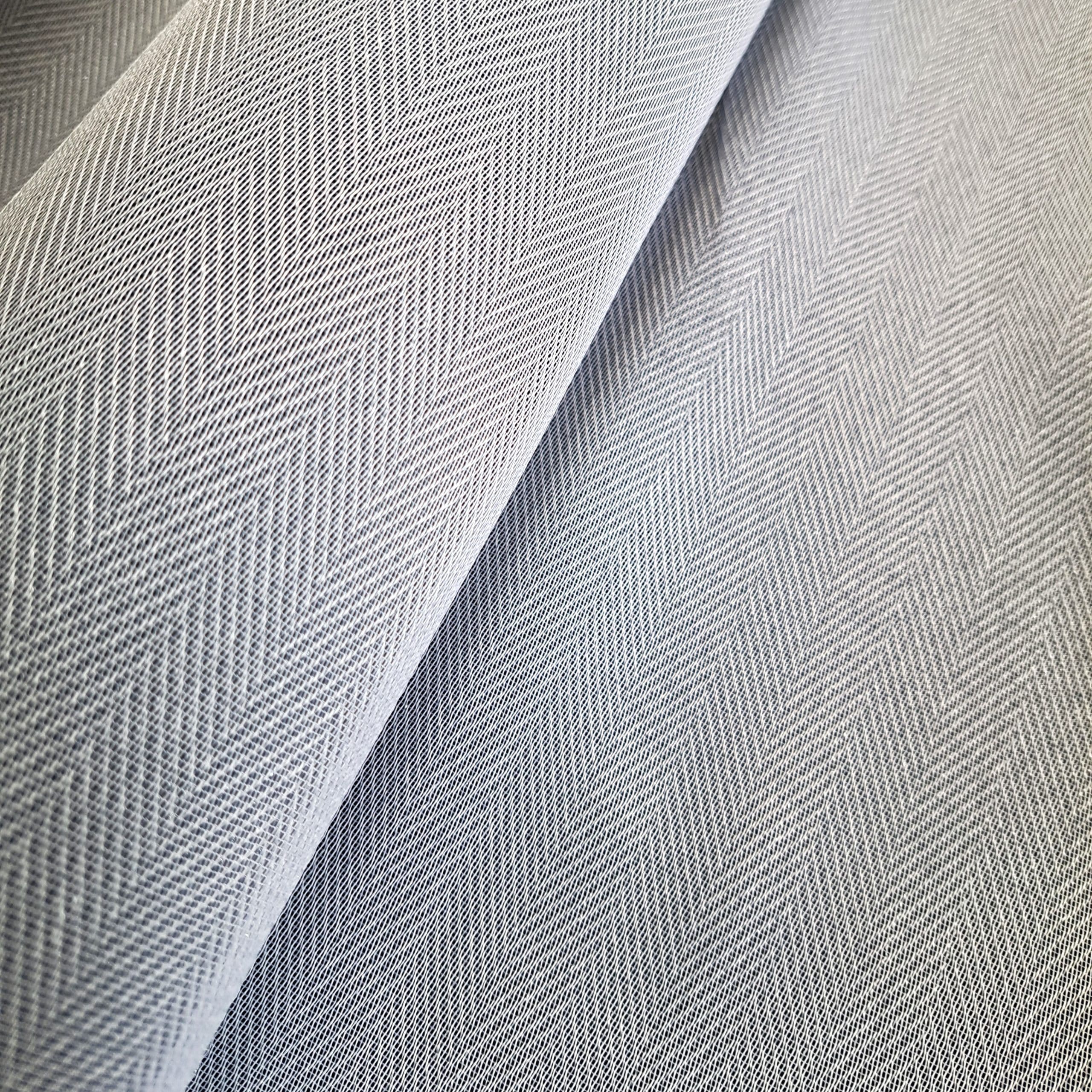 BOHO 5453 Firana Premium 300 cm biała Nowość w naszej kolekcji !! Tkanina firanowa BOHO Tkanina z kategorii PREMIUM. Fabryczna wysokość 300cm +/- 3%tolerancji. Kolor: biały Subtelny, jednolity wzór jodełki to coraz częściej powracający motyw w dekoracjach okiennych i aranżacjach wnętrz. Dyskretny połysk nadaje tkaninie oryginalności i zmysłowości. Dobrze układająca się i przyjemna w dotyku. Średni stopień przejrzystości. Zakończona ołowianym obciążnikiem na dole. Zastosowanie: firany, rolety rzymskie. Tkanina cięta z belki, wymaga obszycia! Tkanina łatwa w utrzymaniu i konserwacji. Prać w temperaturze do 30 stopni. 100% poliestru. Producent: Turcja. Możliwość zamówienia bezpłatnej próbki przed zakupem. Wyjątkowy design BOHO 5453 Firana Premium Firana BOHO to elegancka i funkcjonalna propozycja do każdego wnętrza, która łączy w sobie nowoczesny styl z wysoką jakością. Niemniej jednak wzór jodełki to klasyczny motyw, który powraca do łask w nowoczesnych aranżacjach. Jego subtelność sprawia, że firana BOHO pasuje zarówno do minimalistycznych, jak i bardziej tradycyjnych wnętrz. Dyskretny połysk tkaniny dodaje z kolei oryginalności i zmysłowości, tworząc elegancki i przytulny nastrój w pomieszczeniu. Komfort i funkcjonalność Firana BOHO jest nie tylko estetyczna, ale także praktyczna. Dzięki swojej dobrze układającej się strukturze i przyjemnej w dotyku powierzchni, doskonale prezentuje się na oknie. Ogólnie rzecz biorąc tworząc spójny i harmonijny wygląd. Średni stopień przejrzystości zapewnia odpowiedni poziom prywatności, z drugiej strony pozwalając na przenikanie naturalnego światła, co rozświetla wnętrze. Wysoka jakość firan Premium Ołowiany obciążnik na dole firany sprawia, że materiał idealnie się układa, zachowując estetyczny wygląd. Tkanina BOHO pochodzi od renomowanego tureckiego producenta, w efekcie daje to gwarancje jej trwałość i wysoką jakość. Łatwość utrzymania Tkanina, z której wykonana jest firana, to 100% poliester, co sprawia, że jest łatwa w utrzymaniu i konserwacji. Można ją prać w temperaturze do 30 stopni, co w konsekwencji zapewnia łatwość w codziennej pielęgnacji i długotrwałe użytkowanie bez utraty jakości. Zastosowanie Firana BOHO znajduje szerokie zastosowanie w dekoracji okien. Może być używana przede wszystkim jako tradycyjna firana, jak i w formie rolet rzymskich.ę. Jej uniwersalność sprawia, że pasuje do różnych stylów wnętrz, od nowoczesnych po klasyczne. Podsumowanie Firana BOHO z tkaniny premium to doskonały wybór dla tych, którzy cenią sobie wysoką jakość, elegancję i funkcjonalność. Jej subtelny wzór jodełki, dyskretny połysk i przyjemna w dotyku powierzchnia sprawiają, że jest nie tylko piękna, ale także praktyczna. Niemniej jednak łatwość utrzymania i szerokie zastosowanie czynią ją idealnym rozwiązaniem do każdej przestrzeni.