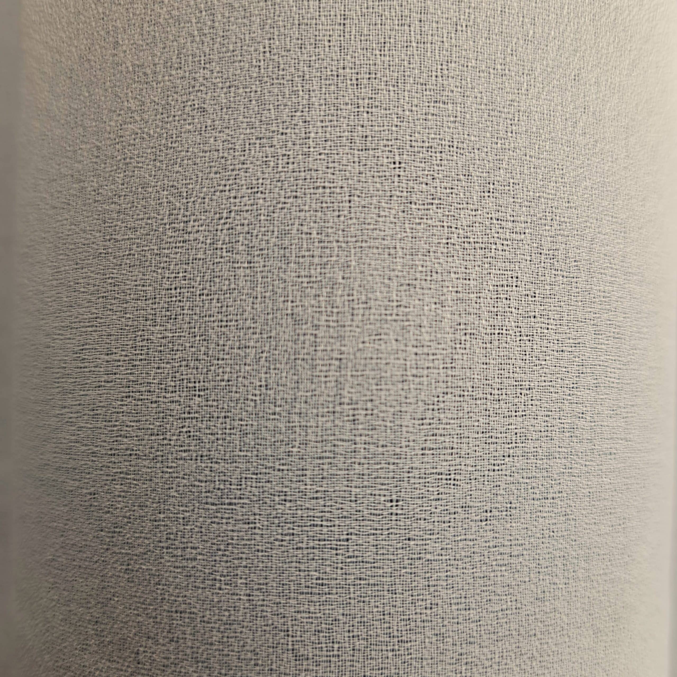 Szara tekstura z delikatnym splotem tkaniny, idealna do tła graficznego.