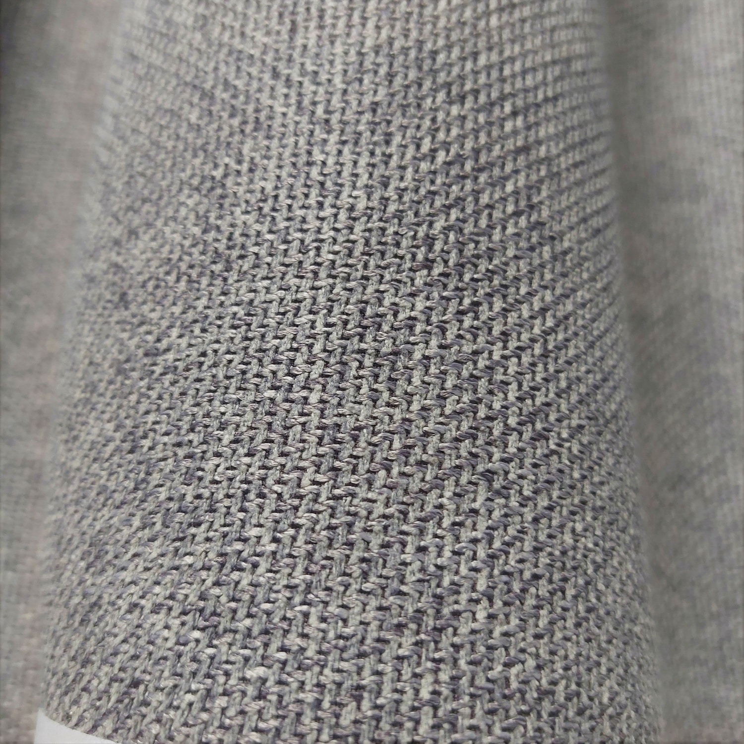 Zasłona gotowa Natural Soft 18 szary Zasłonowa gotowa Natural Soft 18 szary Zasłona dedykowana do wieszania na szynie sufitowej. Taśma marszcząca w proporcji 1:1,5 (na 1 metr karnisza potrzebne jest 1,5 metra tkaniny) Zakład na dole zasłony 5cm Zakład na bokach zasłony 2,5cm. Gramatura 320 g/m2. Gęsto tkany materiał o stonowanej kolorystyce. Struktura przypominająca naturalny len. Dobrze układająca się. Miękka i przyjemna w dotyku. Stanowi idealną oprawę pomieszczeń zarówno stylowych jak i nowoczesnych, sypialni, salonów oraz pokoi młodzieżowych. Łatwa w utrzymaniu i konserwacji. Nie wybarwia się i nie kurczy podczas prania. Prać w temperaturze do 30 stopni. 100 % poliester. Możliwość zamówienia bezpłatnej próbki tkaniny przed zakupem. Czas realizacji zamówienia 5-7 dni. Zapraszamy 🙂 Zachęcamy do zakupu naszych tkanin zasłonowych. Służymy pomocą w aranżacji. Charakterystyka zasłony gotowej Natural Soft 18 szary Zasłona dedykowana do wieszania na szynie sufitowej to wyjątkowy element dekoracyjny, który doskonale sprawdzi się w różnych wnętrzach. Zasłona jest wyposażona w taśmę marszczącą w proporcji 1:1,5, co oznacza, że na 1 metr karnisza potrzebne jest 1,5 metra tkaniny. Taki sposób marszczenia zapewnia elegancki i schludny wygląd zasłony. Dodatkowo, zakład na dole zasłony wynosi 5 cm, a na bokach 2,5 cm, co gwarantuje idealne wykończenie i estetykę. Gramatura zasłony to 320 g/m2, co świadczy o jej solidności i trwałości. Gęsto tkany materiał o stonowanej kolorystyce sprawia, że zasłona prezentuje się niezwykle elegancko i harmonijnie. Co więcej, struktura zasłony przypomina naturalny len, co dodaje jej wyjątkowego charakteru. Jest dobrze układająca się, miękka i przyjemna w dotyku. Cechy te sprawiają że tkanina jest nie tylko estetycznaą, ale także komfortowa w użytkowaniu. Zasłona ta stanowi idealną oprawę pomieszczeń zarówno stylowych, jak i nowoczesnych. Świetnie sprawdzi się w sypialniach, salonach oraz pokojach młodzieżowych, dodając im elegancji i przytulności. Następnie, warto zaznaczyć, że zasłona jest łatwa w utrzymaniu i konserwacji. Nie wybarwia się i nie kurczy podczas prania, co zapewnia jej długotrwałe użytkowanie bez utraty jakości. Ogólnie rzecz biorąc, zasłona ta łączy w sobie wysoką jakość, elegancję i praktyczność. Podsumowując, jest to idealny element dekoracyjny, który wzbogaci każde wnętrze, nadając mu wyjątkowego charakteru i stylu.