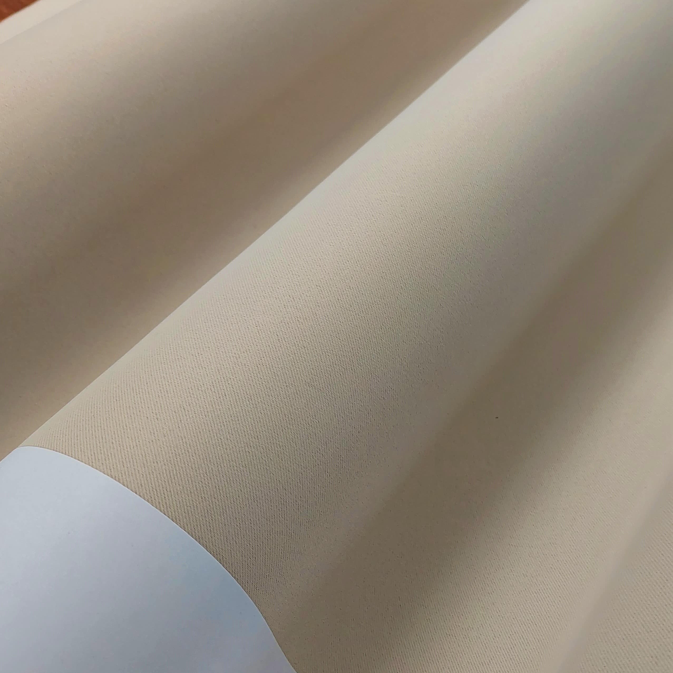 bo 104 - 1 Rolki beżowego papieru z bliska, gładka tekstura, doskonałe do druku i projektów artystycznych.