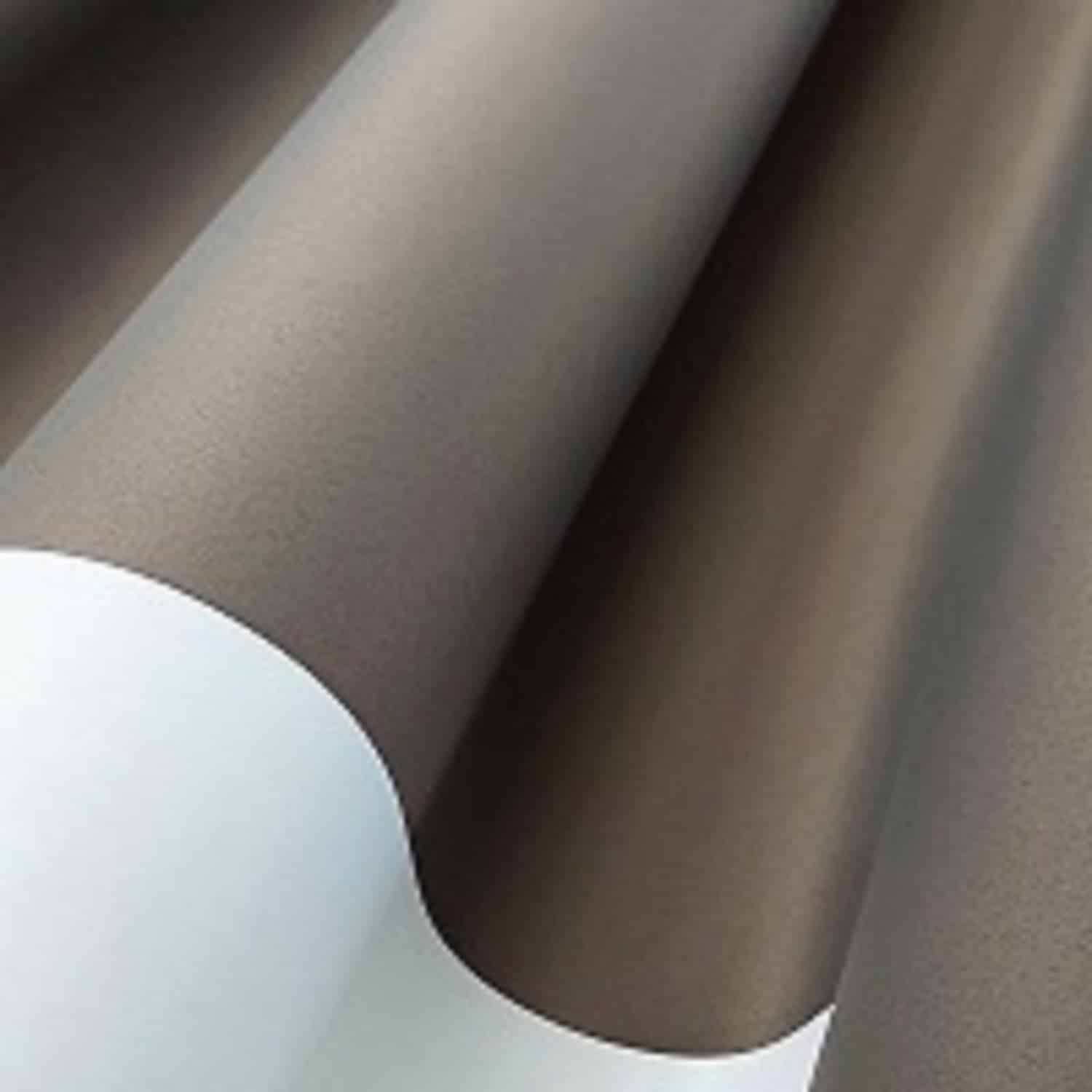 bo 114 Gładka brązowa tkanina zwinięta w rolki, tworząca eleganckie fałdy. Idealne do dekoracji wnętrz.