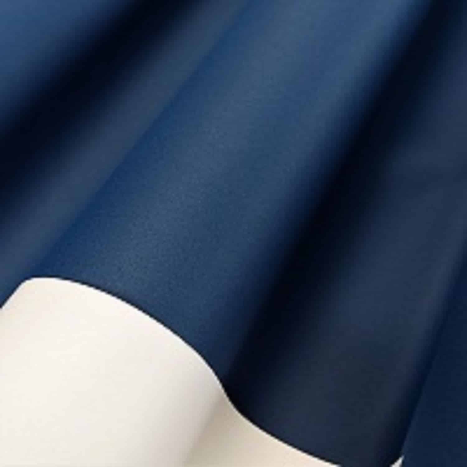bo 143 Granatowy materiał o gładkiej fakturze, ukazany w zbliżeniu na zagiętych fałdach.