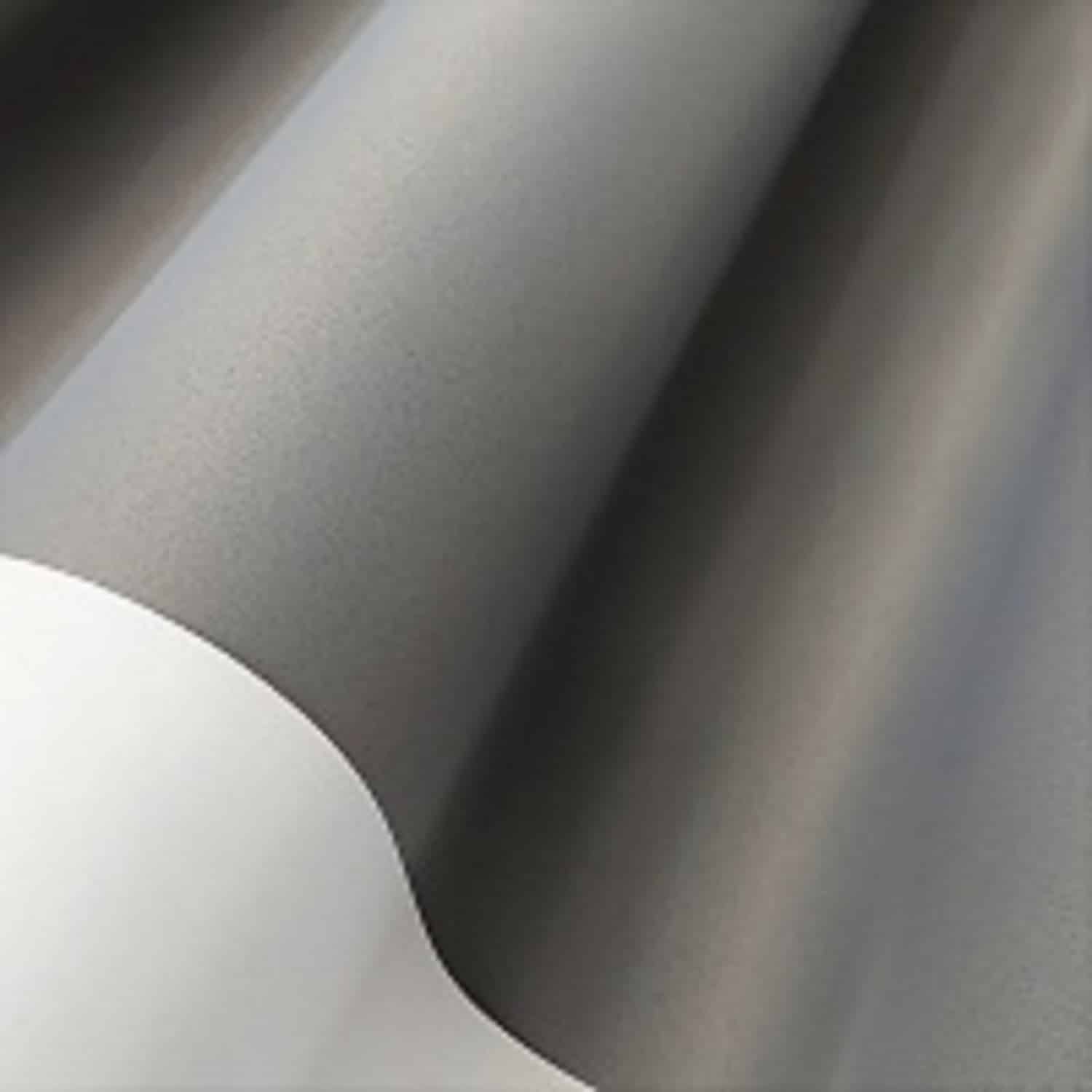 Szare arkusze matowej folii, ułożone warstwowo, pokazują teksturę i połysk materiału.