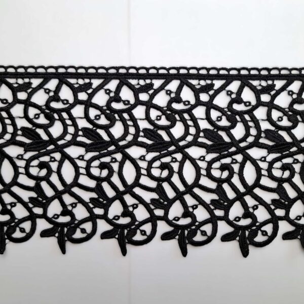 2379-20 3 Czarna koronka z bogatym wzorem na białym tle, idealna do eleganckich projektów krawieckich.