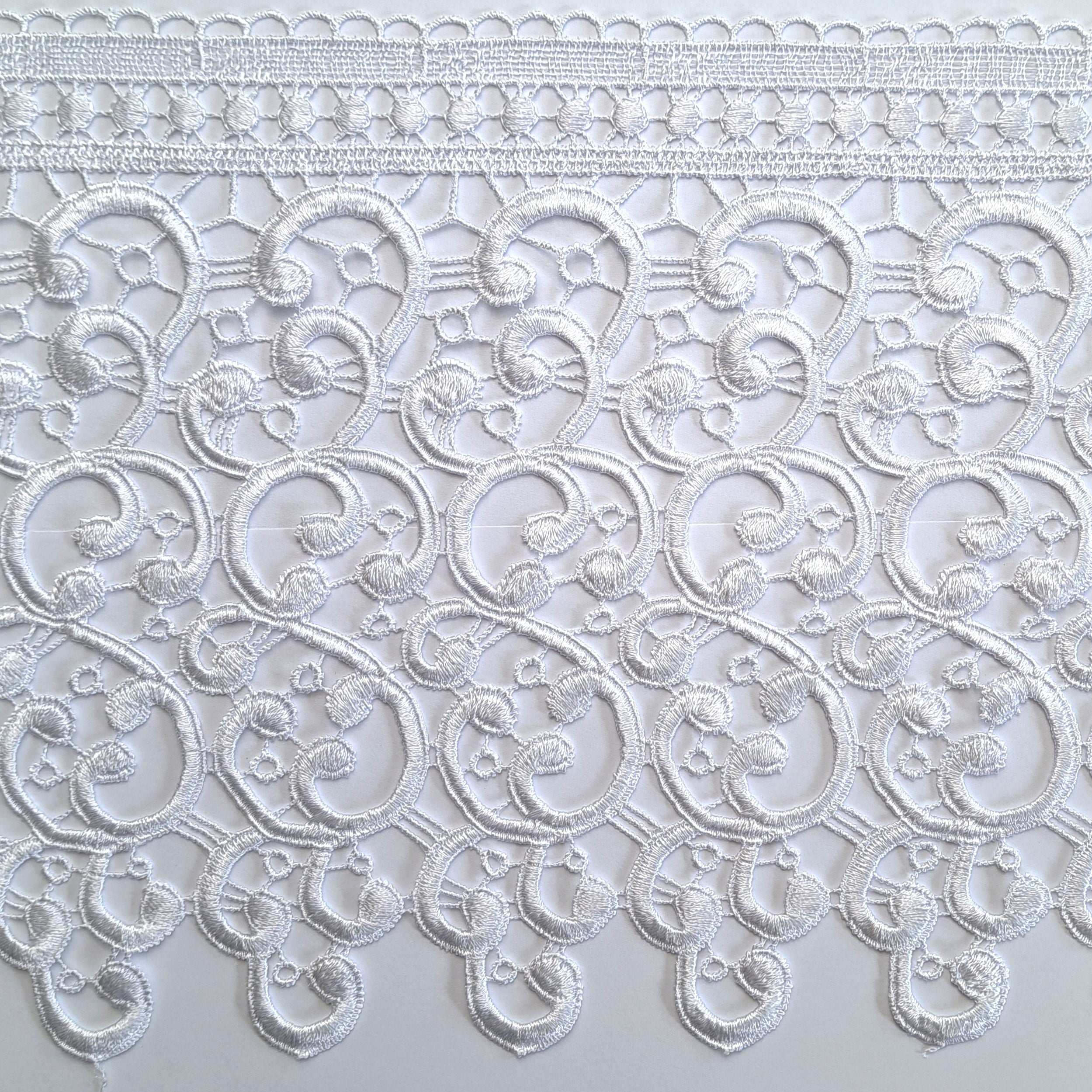 2521-20 2 Biała koronkowa tkanina o delikatnym wzorze kwiatowym na przezroczystym tle. Idealna na dekoracje i odzież.