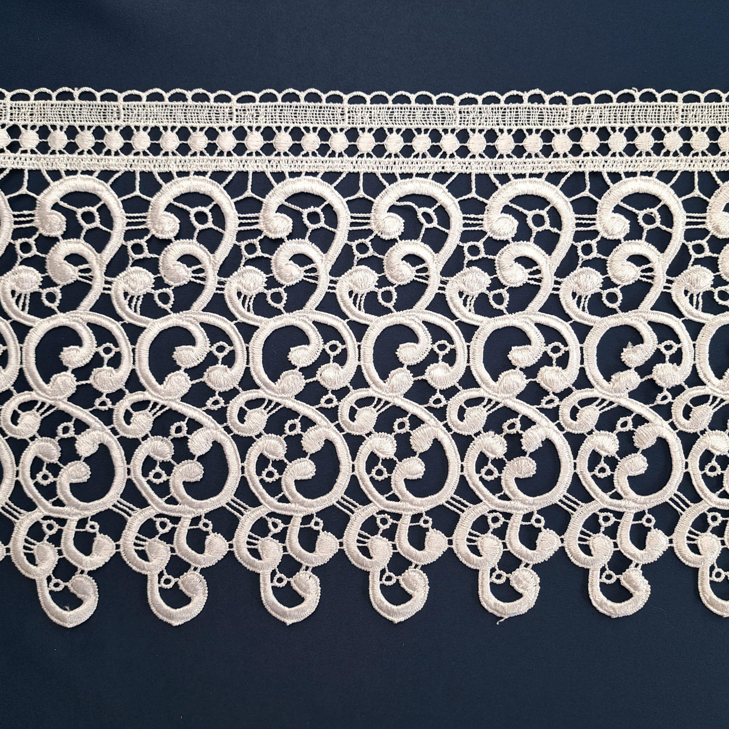 2521-20 4 Koronkowy wzór na białym tle, ozdobiony eleganckimi zawirowaniami i detalami.