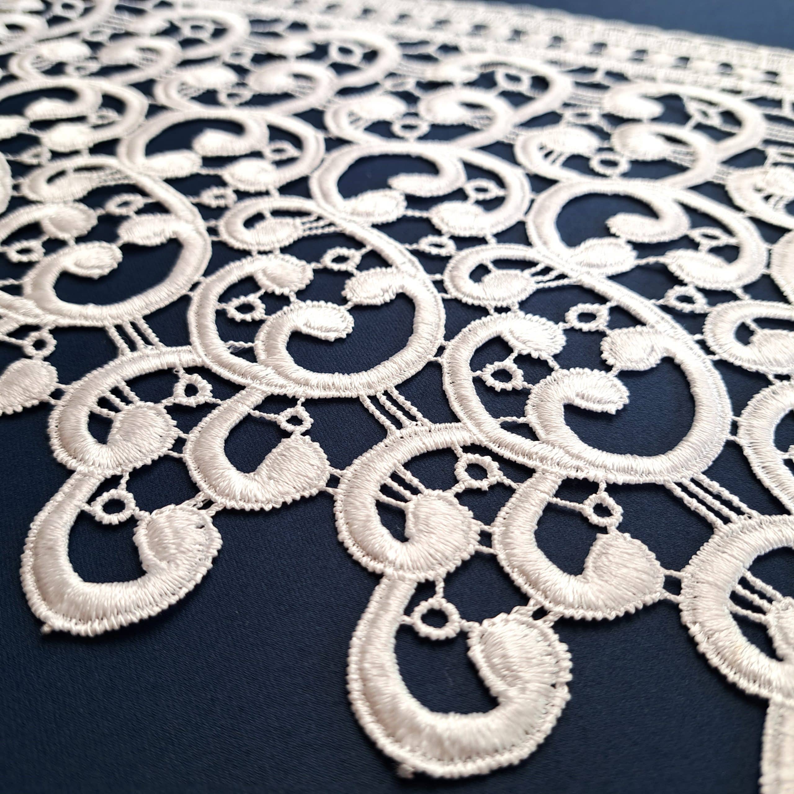 2521-20 5 Koronkowy wzór haftu na ciemnym tle, elegancki i szczegółowy design w stylu vintage.