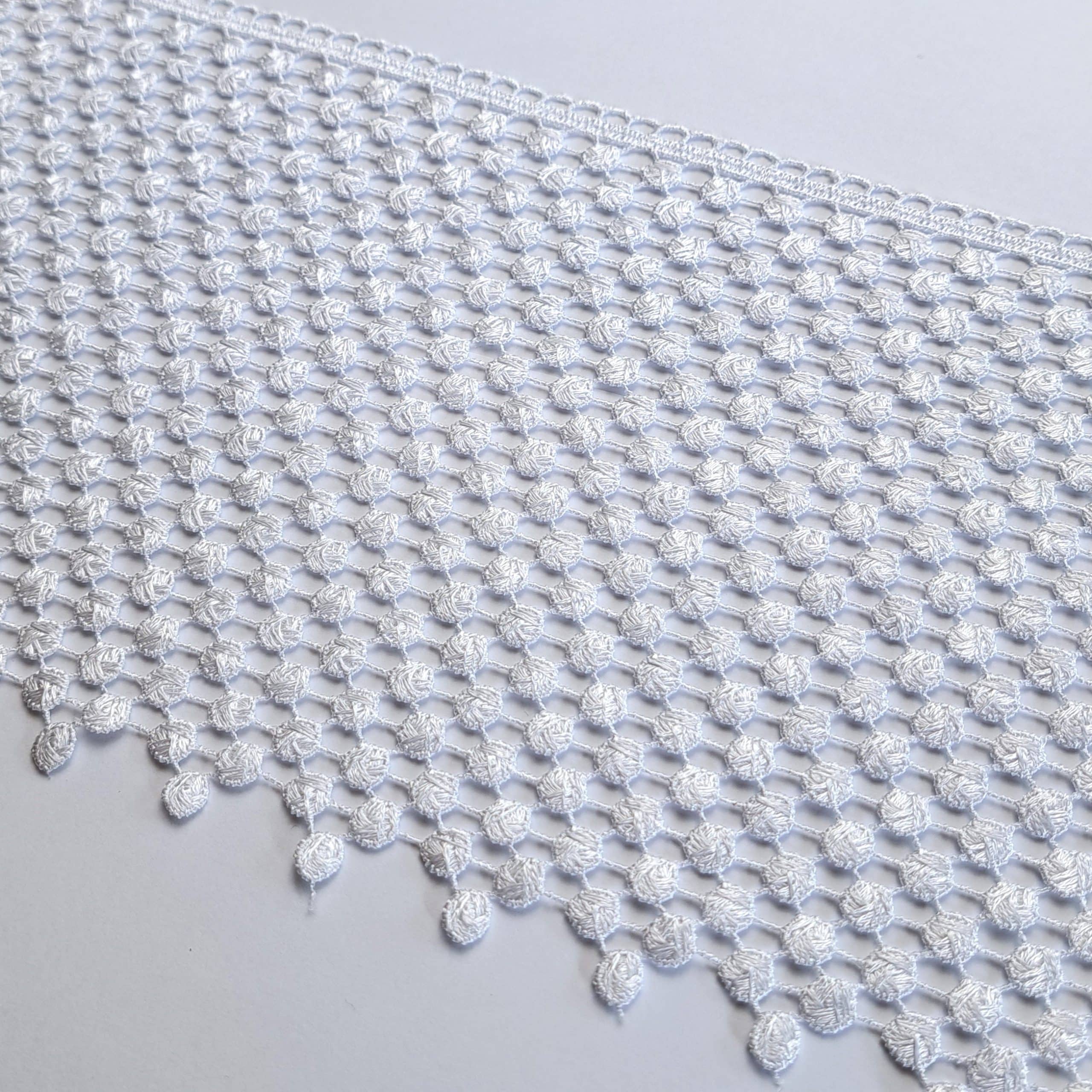 3236-20 1 Biały koronkowy wzór na białym tle, delikatny i elegancki, idealny do dekoracji wnętrz oraz projektów DIY.