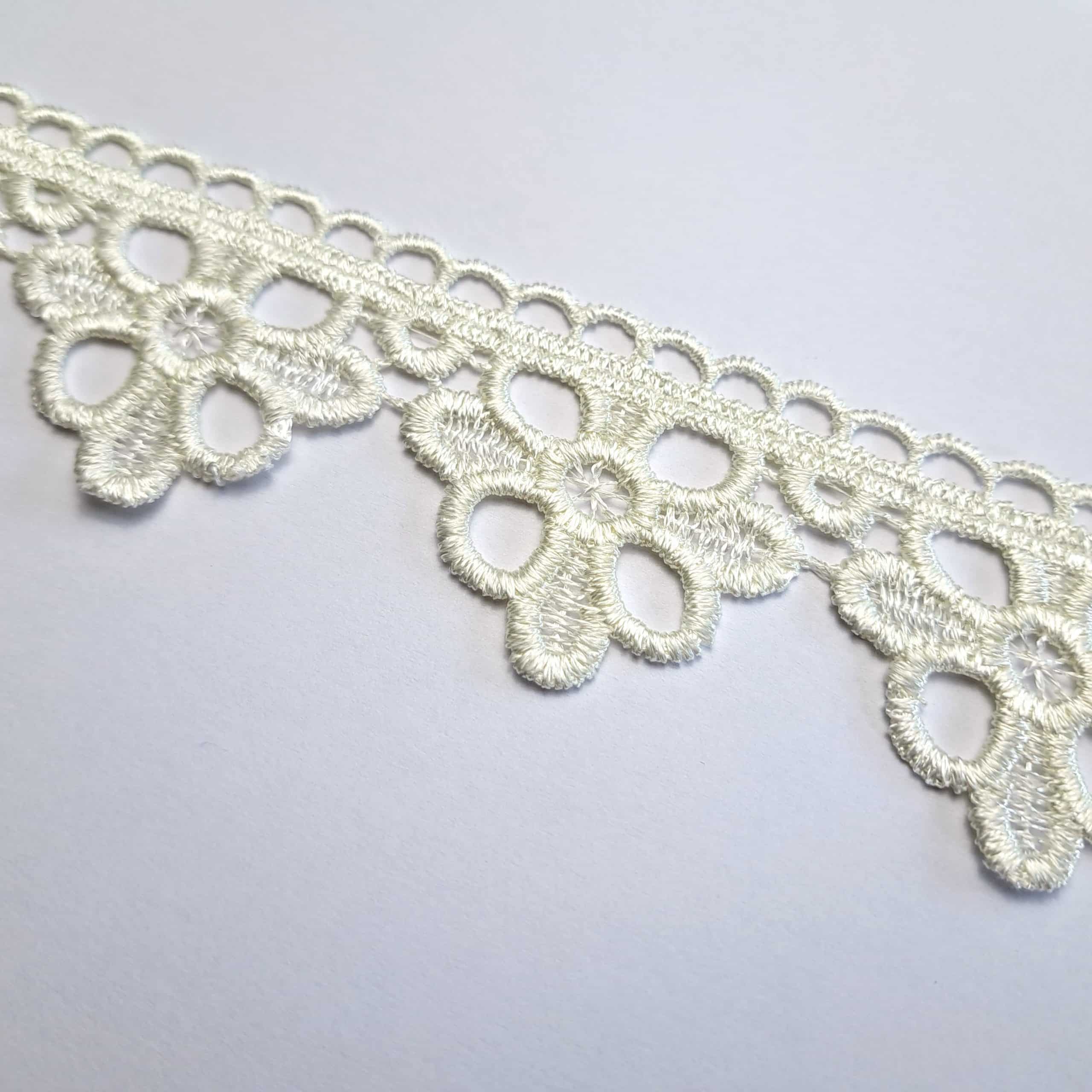 73365-5 1 Koronkowa taśma w kwiatowy wzór na białym tle, delikatna dekoracja do krawiectwa.