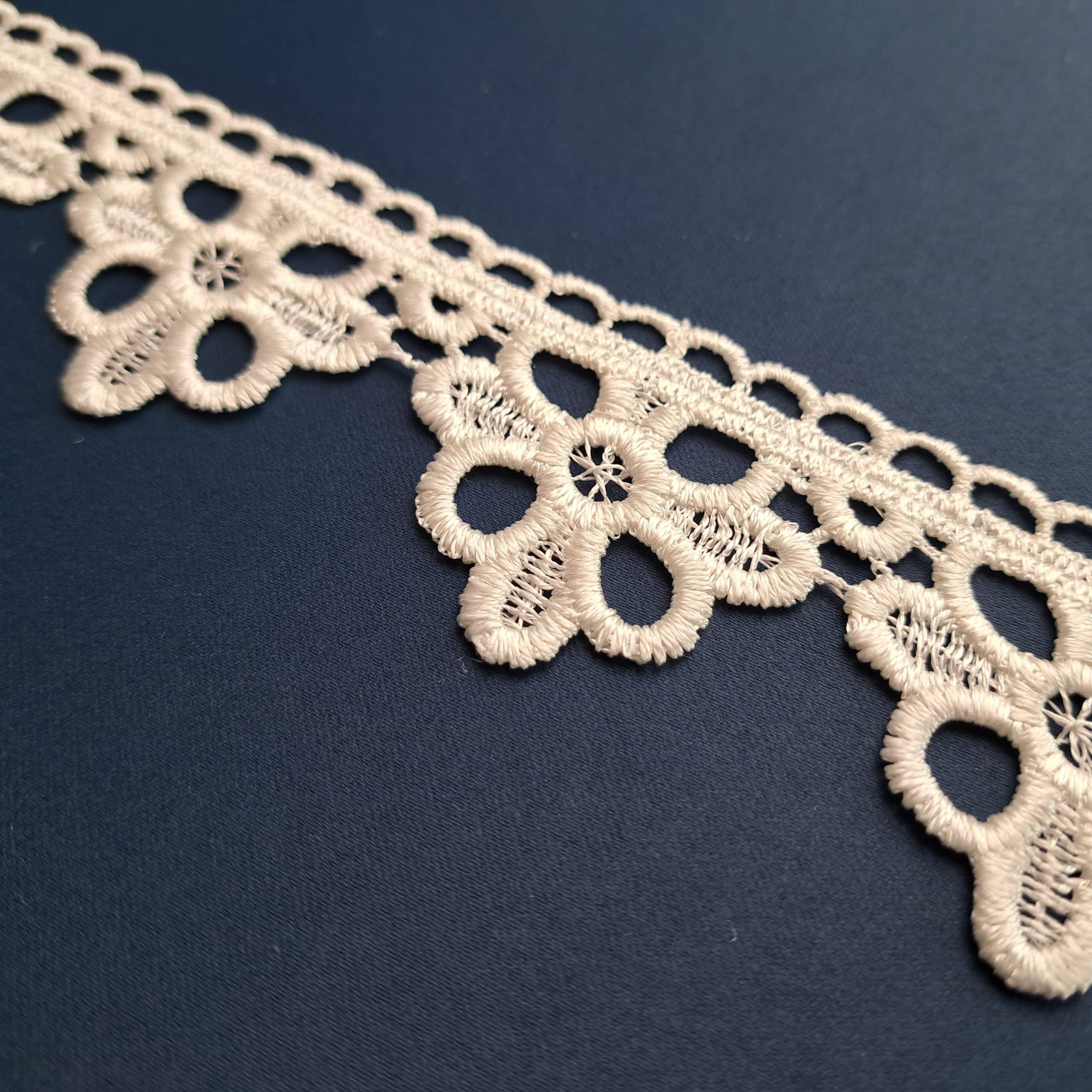 73365-5 2 Koronkowa tasiemka o kwiatowym wzorze na granatowym tle. Idealna do dekoracji i projektów DIY.