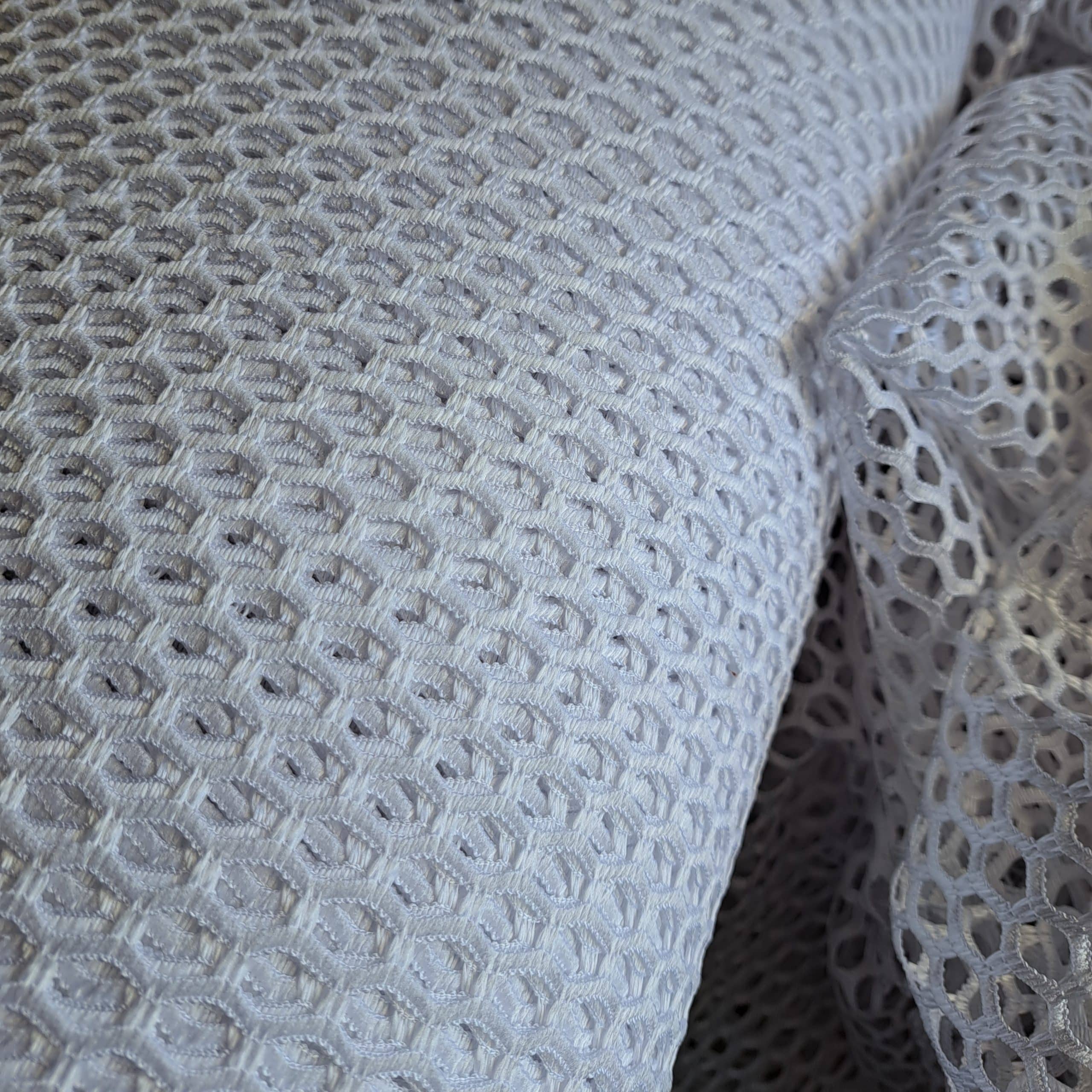 11607 bi 5 Biała koronka z drobnym heksagonalnym wzorem, delikatnie ułożona, tworzy elegancki i subtelny wygląd.