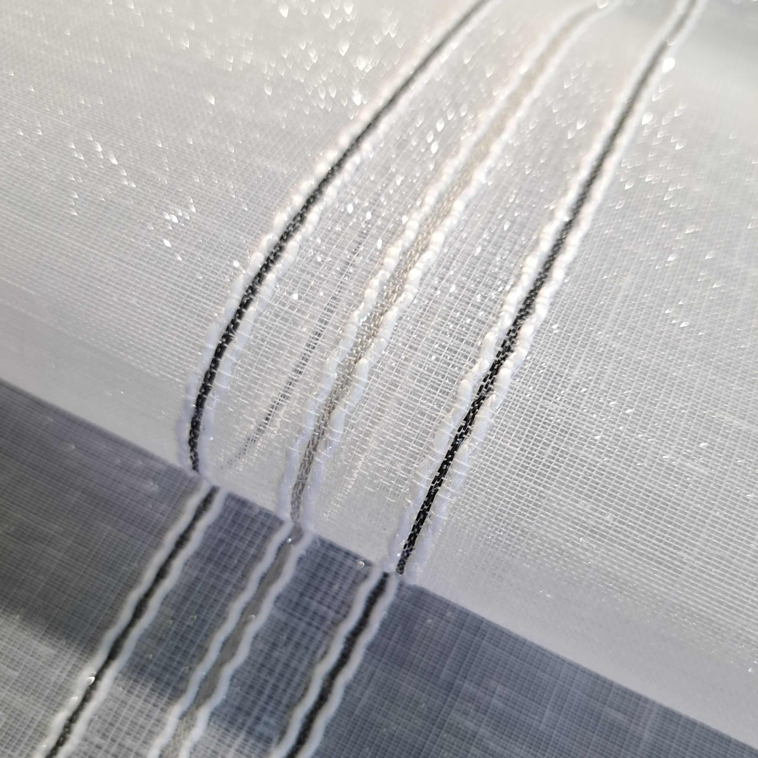 Firana nowoczesna pionowe pasy czarny-szary-czarny 300cm Firana fantazyjna pionowe pasy 300cm. Tkanina o wysokości 300cm +/- 3% tolerancja. Materiałem bazowym jest sable z połyskiem. Niepowtarzalnego charakteru nadają tkaninie pionowe pasy haftu (ok. 0,5cm szerokości) z wplecioną czarną nicią na dwóch skrajnych szlakach. Odległość miedzy pasami haftu to około 16cm. Tkanina dobrze układająca się. Średni stopień przejrzystości. Ołowiany obciążnik na dole firany. Polecana na proste firany, upięia oraz na rolety rzymskie. Tkanina cięta z belki, wymaga obszycia!! Łatwa w utrzymaniu i konserwacji. Prać w temperaturze do 30 stopni. 100% poliester. Oryginalny produkt turecki. Zachęcamy do zakupu naszych tkanin zasłonowych. Służymy pomocą w aranżacji.  Zachęcamy do śledzenia naszego profilu na FB. Firana fantazyjna z pionowymi pasami haftu Firana z pionowymi pasami haftu z wplecioną czarną nicią na dwóch skrajnych szlakach to elegancka i nowoczesna dekoracja okienna. Dodaje wnętrzu wyrafinowanego charakteru, łączy w sobie elegancję i nowoczesność. Jej delikatna tkanina, subtelne hafty i kontrastujące akcenty sprawiają, że jest idealnym wyborem do różnych wnętrz, w tym salonu, sypialni i gabinetu. Dzięki swojej uniwersalności i funkcjonalności, firana ta będzie nie tylko piękną, ale i praktyczną ozdobą każdego pomieszczenia. Firana fantazyjna pionowe pasy 300cm – Dla Kogo? Firana fantazyjna to doskonały wybór dla osób ceniących oryginalność, kreatywność i unikalny styl. Krótko mówiąc, jest to element dekoracyjny, który doda charakteru każdemu wnętrzu. Warto dodać, że jej uniwersalność i funkcjonalność sprawiają, że jest to rozwiązanie idealne dla różnych przestrzeni i grup odbiorców. Oprócz tego, firany fantazyjne są praktyczne i łatwe w utrzymaniu, co czyni je jeszcze bardziej atrakcyjnym wyborem. Z kolei w połączeniu z innymi elementami dekoracyjnymi, mogą stworzyć spójną i harmonijną aranżację. Dlatego też, firany te są polecane dla wszystkich, którzy pragną wyróżnić swoje wnętrze i nadać mu wyjątkowego charakteru.