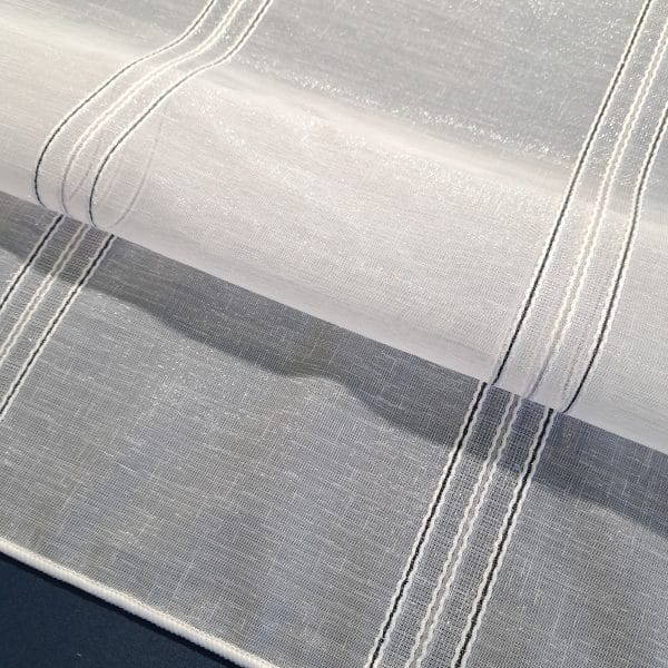 Biała tkanina z delikatnymi pionowymi liniami na ciemnym tle, idealna do eleganckich zasłon lub obrusów.