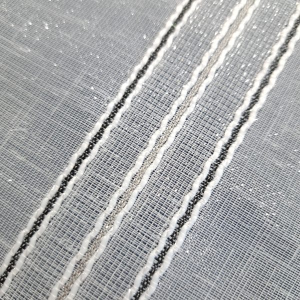 Tkanina z białymi i czarnymi liniami, wzór w paski, zbliżenie tekstury materiału.