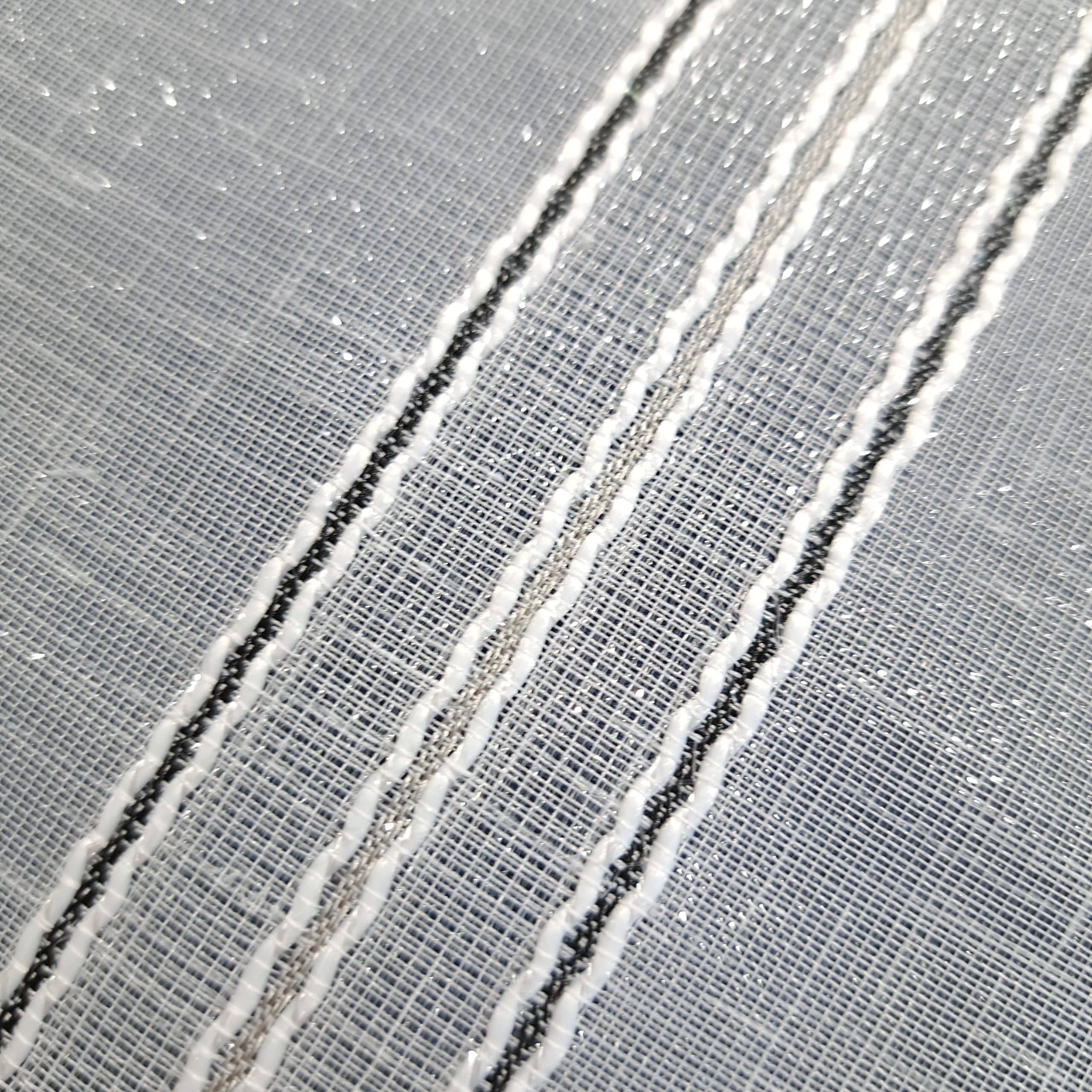 Tkanina z białymi i czarnymi liniami, wzór w paski, zbliżenie tekstury materiału.