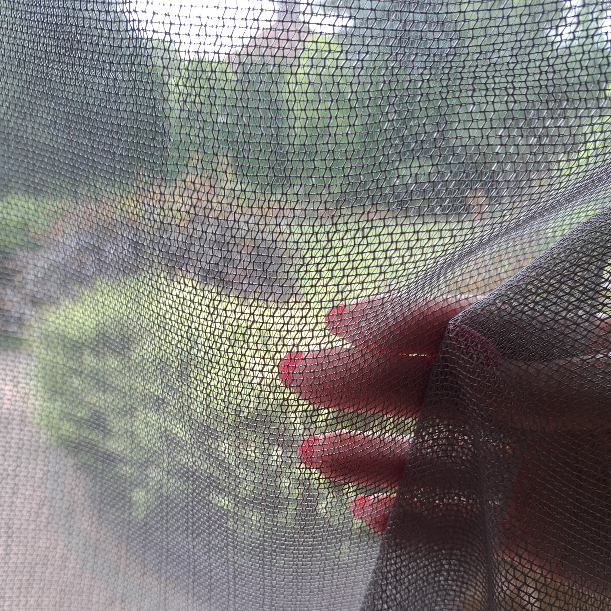 ŻORŻETA 302 Firana Premium 300cm szara ŻORŻETA 302 Firana Premium 300cm biała. Tkanina z kategorii Premium. O strukturze drobnej, gęstej siatki. W kolorze białym. Miękka i dobrze układająca się. Średnio przejrzysta. Obciążnik ołowiany na dole firany. Tkanina cięta z belki, wymaga obszycia. Pięknie wygląda zawieszona w świetle okna jako wolno wisząca firana. Często wykorzystywana na rolety rzymskie. Prać w temperaturze do 30 stopni. 100% poliester Producent: Turcja Możliwość zamówienia bezpłatnej próbki  