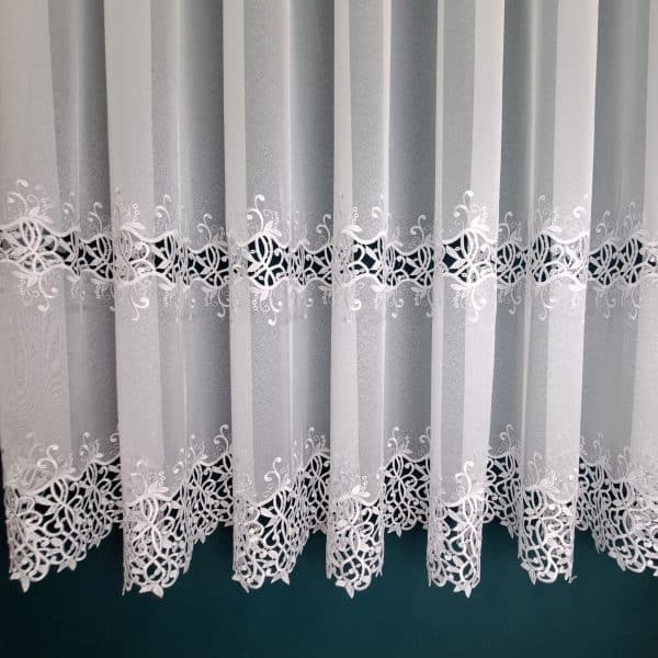 Firana haftowana biała 110 - 180 cm Długość 180cm  +/- 3% tolerancji. Firana z dwoma szlakami efektownego haftu. Wykonana na podkładzie klasycznej markizety. Szerokość dolnej aplikacji 20-25cm; górnej 18-22cm; odległość między szlakami ok. 23cm. Średni stopień przejrzystości. Miękka i przyjemna w dotyku. Tkanina cięta z belki, wymaga obszycia. Łatwa w utrzymaniu i konserwacji. Prać w temperaturze do 30 stopni. 100% poliester. Producent: Turcja Aplikacja chętnie kupowana przez naszych klientów. Zapraszamy :)
