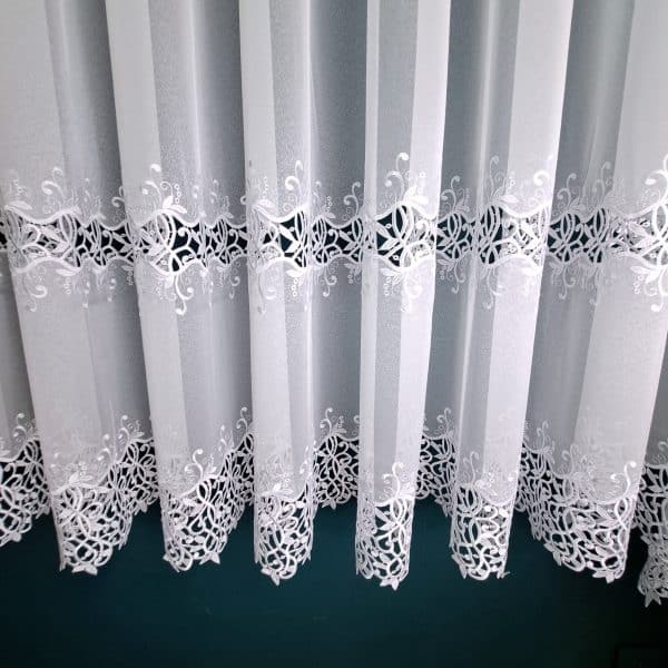 Firana haftowana biała 110 - 180 cm Długość 180cm  +/- 3% tolerancji. Firana z dwoma szlakami efektownego haftu. Wykonana na podkładzie klasycznej markizety. Szerokość dolnej aplikacji 20-25cm; górnej 18-22cm; odległość między szlakami ok. 23cm. Średni stopień przejrzystości. Miękka i przyjemna w dotyku. Tkanina cięta z belki, wymaga obszycia. Łatwa w utrzymaniu i konserwacji. Prać w temperaturze do 30 stopni. 100% poliester. Producent: Turcja Aplikacja chętnie kupowana przez naszych klientów. Zapraszamy :)