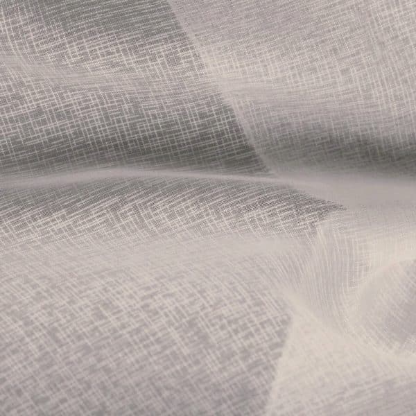 Tekstura białej tkaniny z delikatnym wzorem w kratkę, zbliżenie na szczegóły materiału.